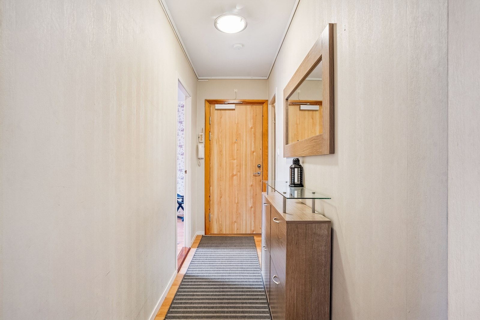 Velkommen inn i en romslig gang på 10 m². Dørtelefon. Galleribilde