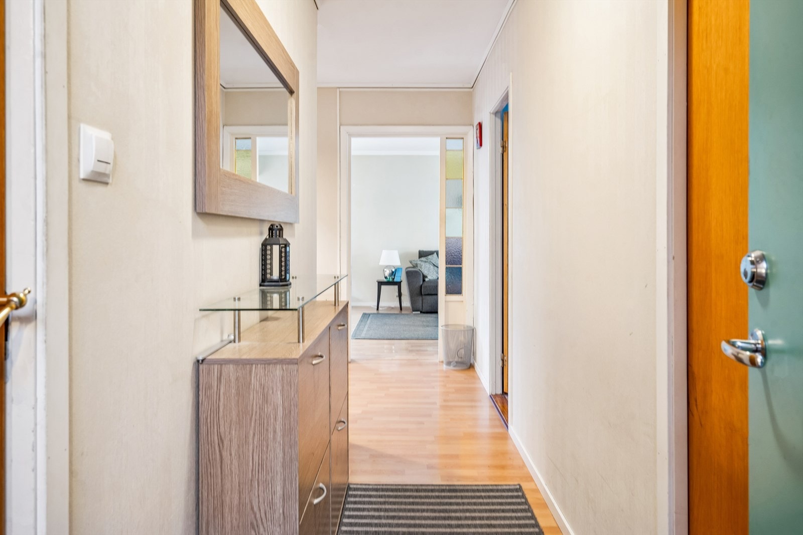 Fra gangen er det en åpen og innbydende siktlinje inn mot leilighetens oppholdsrom. Galleribilde