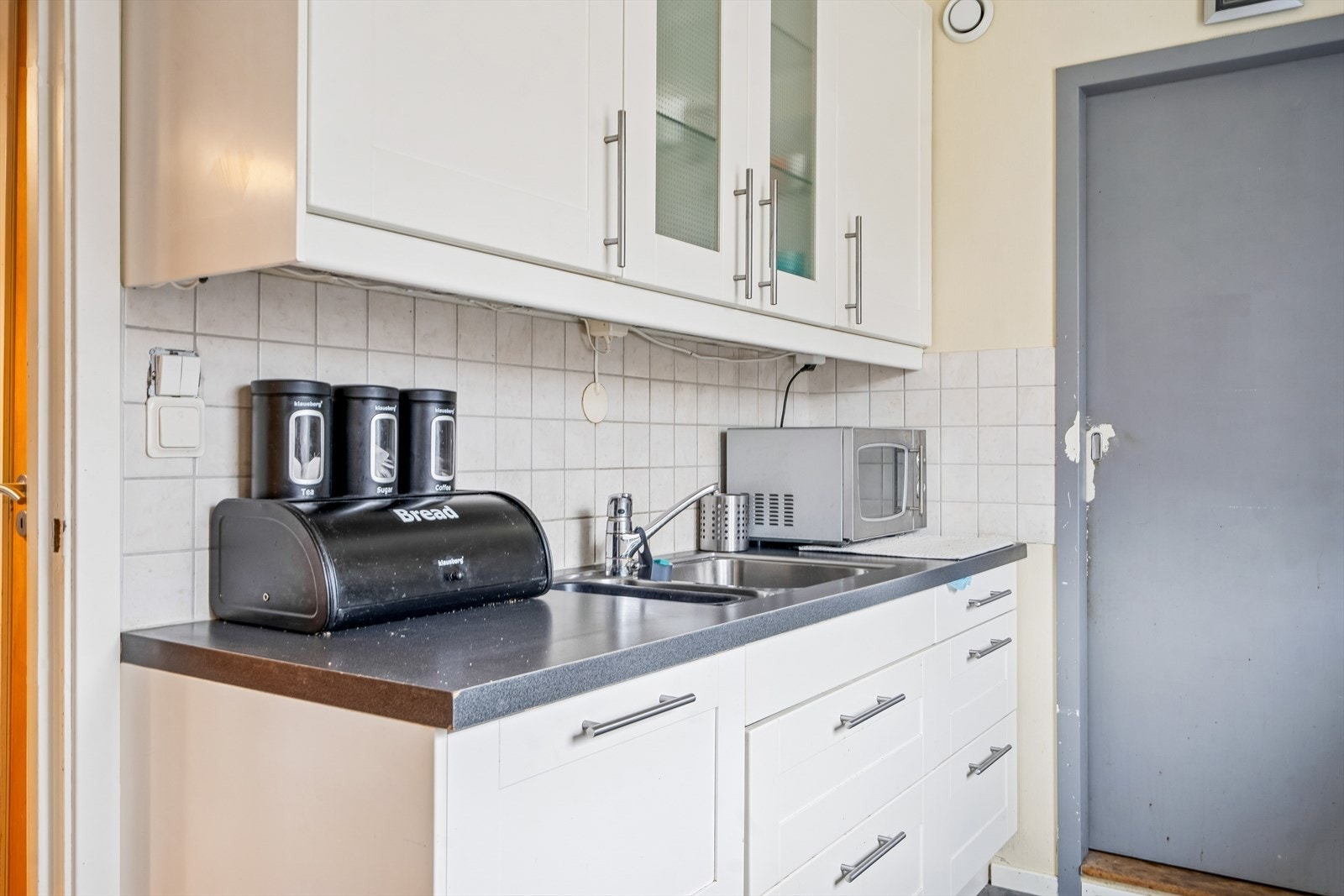 Dobbel stålkum og fliser over benken. Integrert oppvaskmaskin. Galleribilde