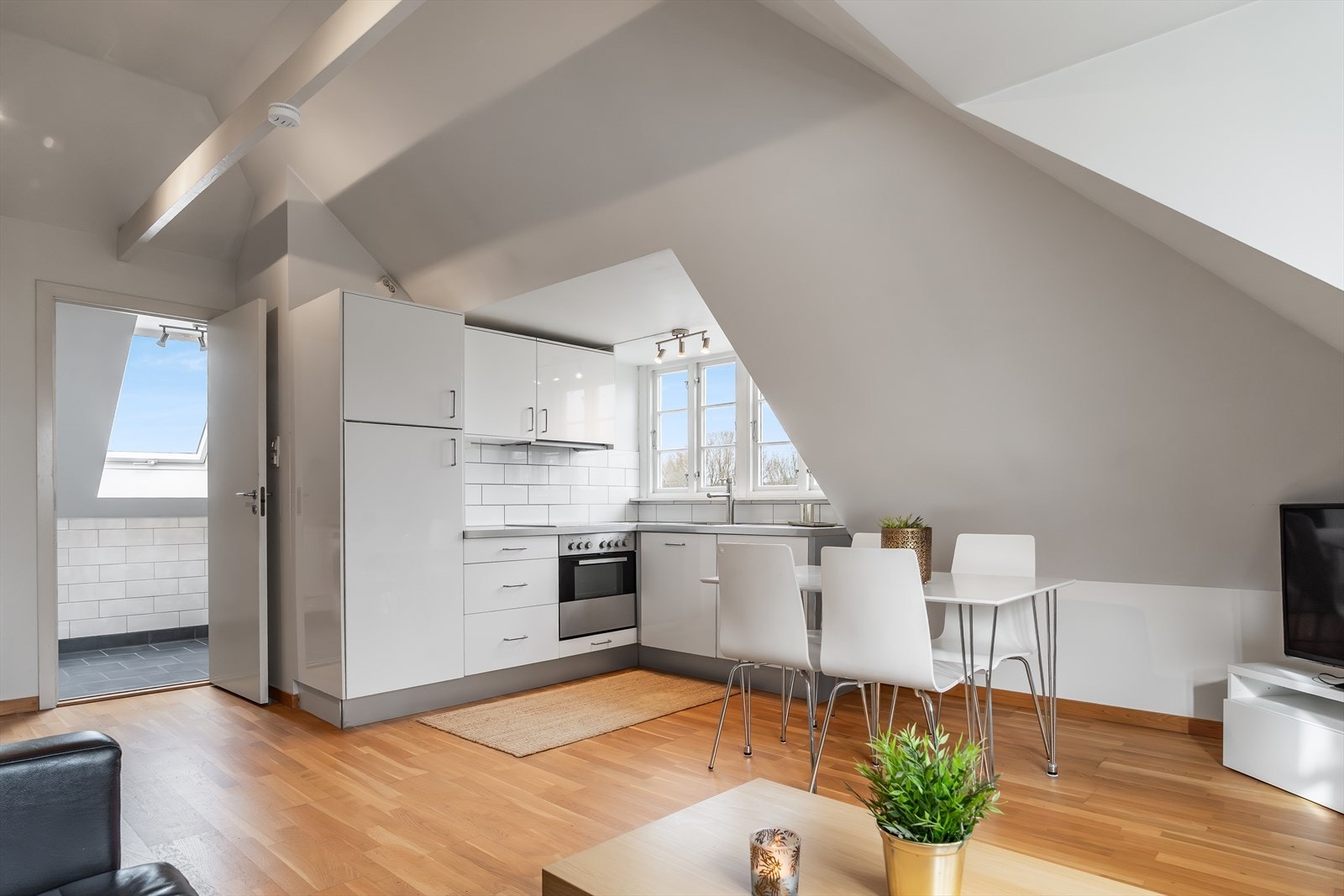 Kjøkkenet har innredning i lys, tidløs utførelse Galleribilde