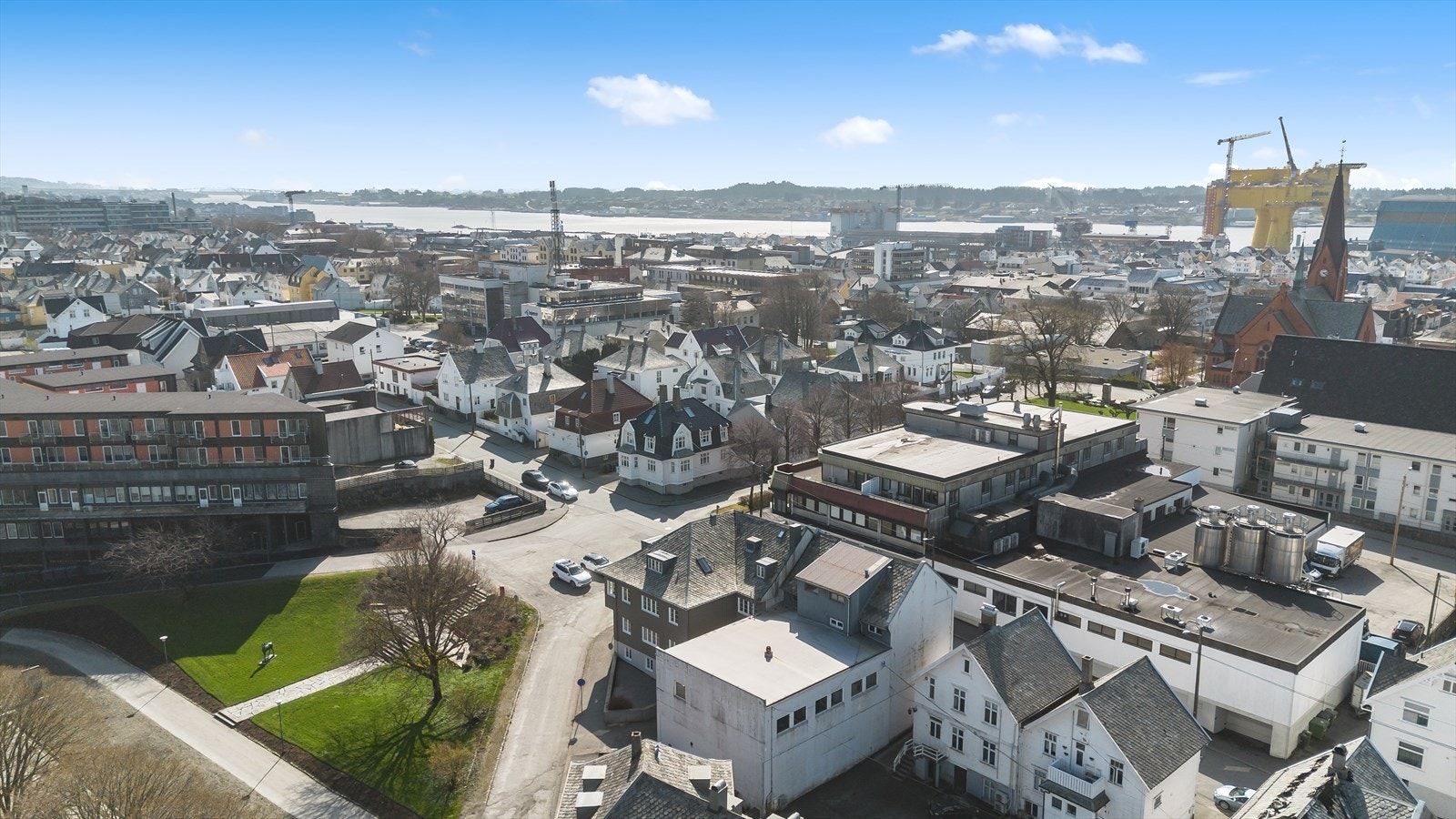 Meget sentral beliggenhet like overfor Flotmyr bussterminal, med gangavstand til sentrum, skole, sykehus og byens øvrige fasiliteter. Galleribilde