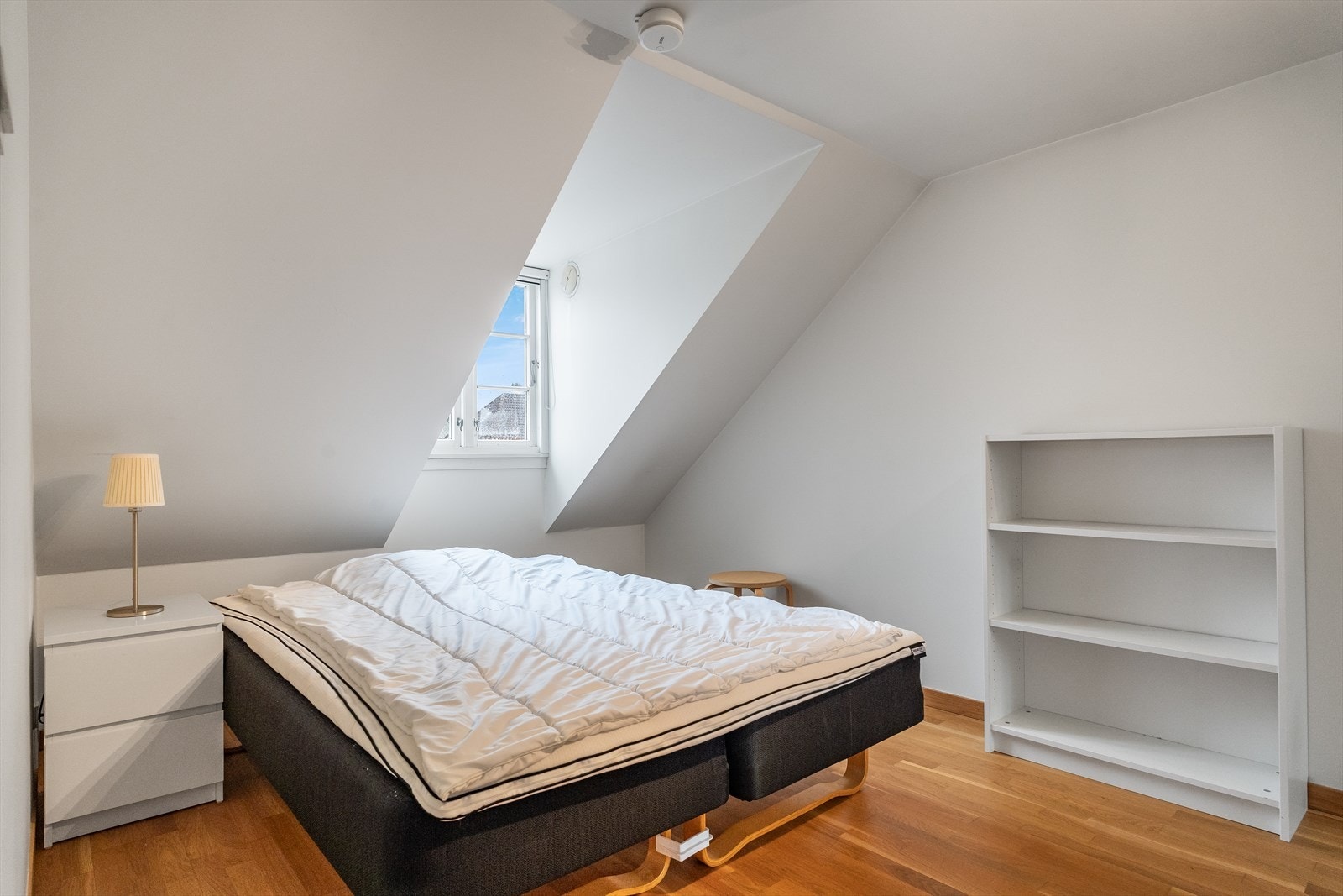 Soverom har skyvedørsgarderobe med speildører Galleribilde