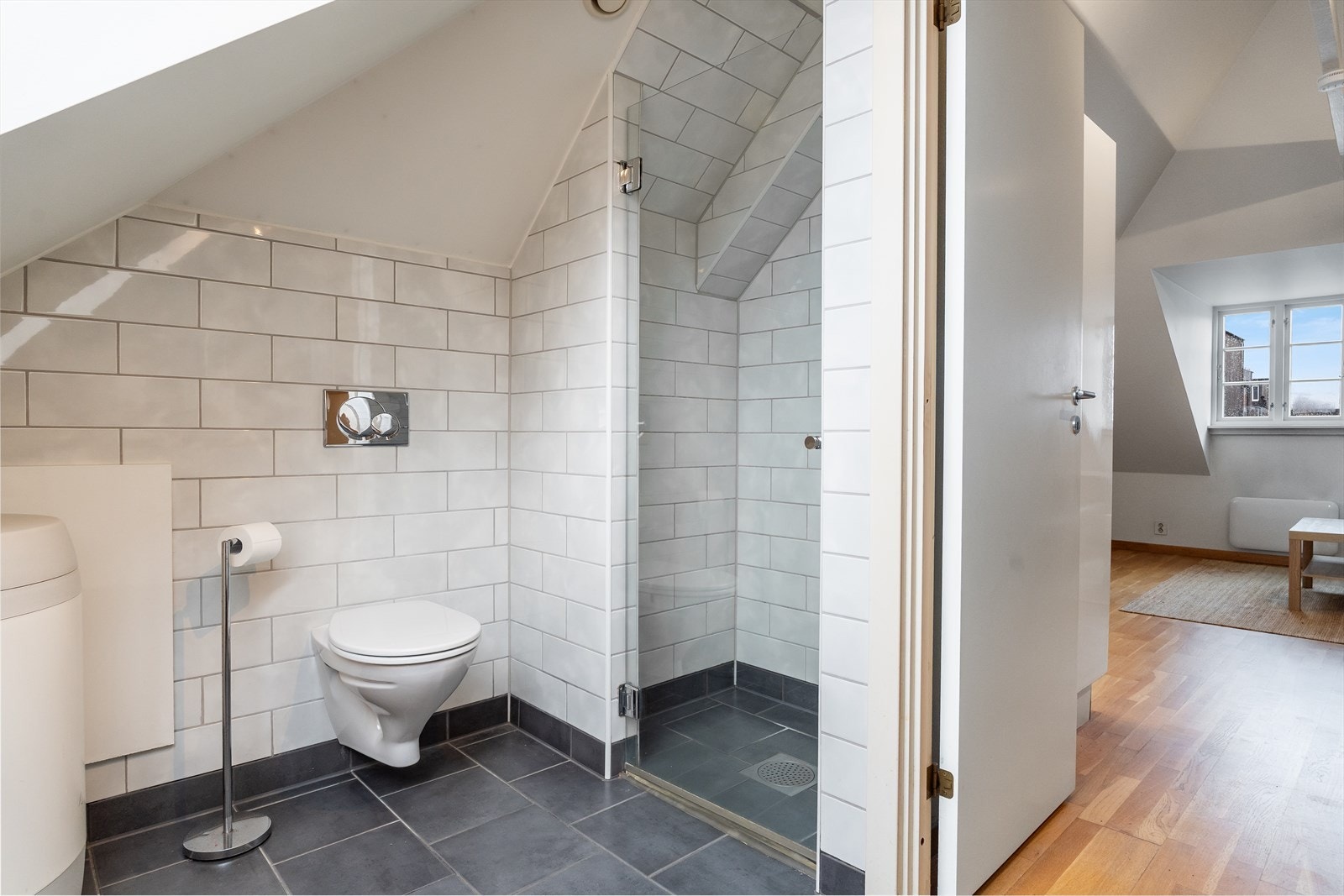 Fullfliset, flott bad med dusjnisje Galleribilde