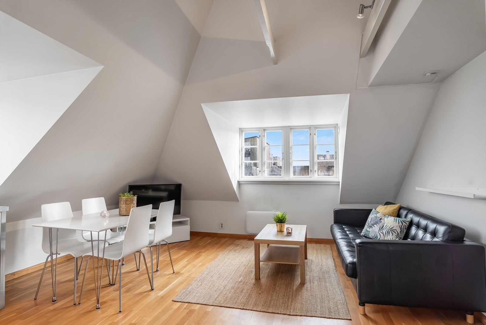 Leiligheten holder en gjennomgående god standard og er moderne og stilfullt innredet. Galleribilde