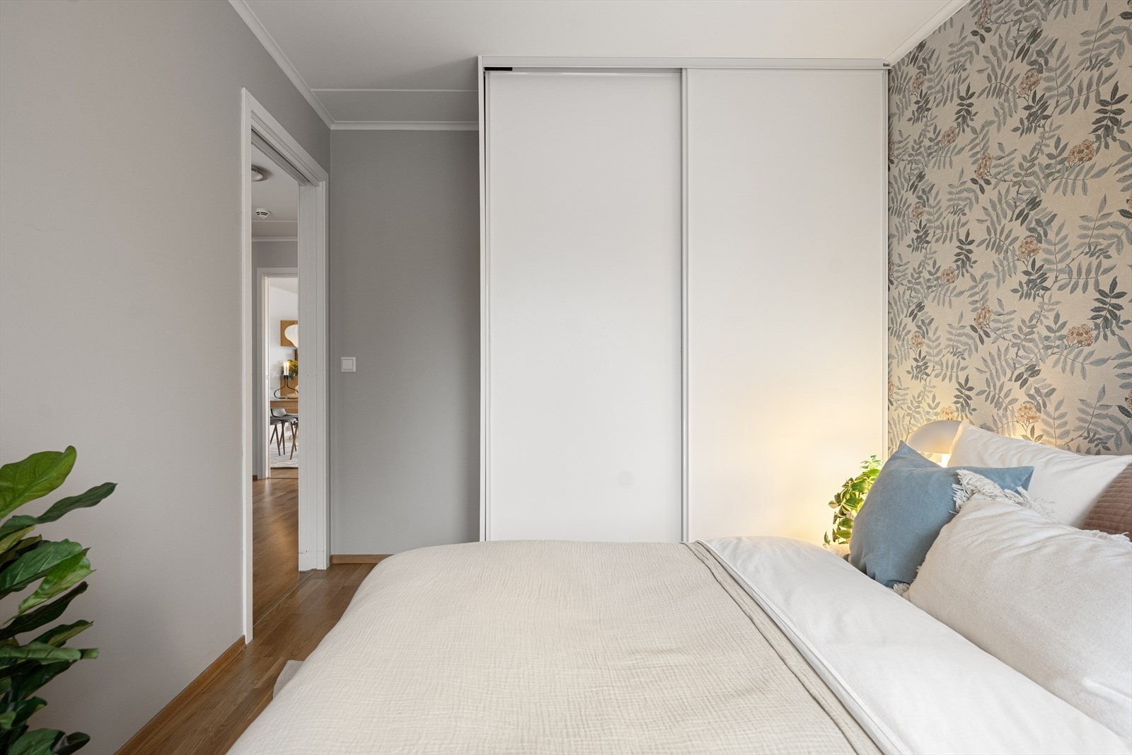 Hovedsoverommet har god plass til dobbeltseng og tilhørende møblement. Begge soverom har skyvedørsgarderobe. Galleribilde
