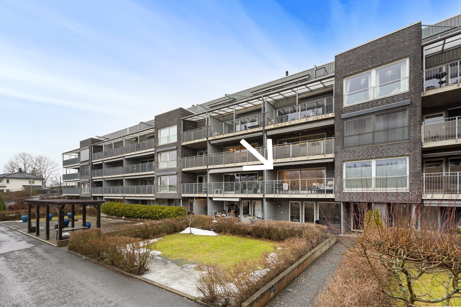 Leiligheten ligger i 1. etasje med adkomst fra bakkeplan på andre siden. På balkong-siden ligger den i en høy 1. etasje, da det er underetasje under. Galleribilde