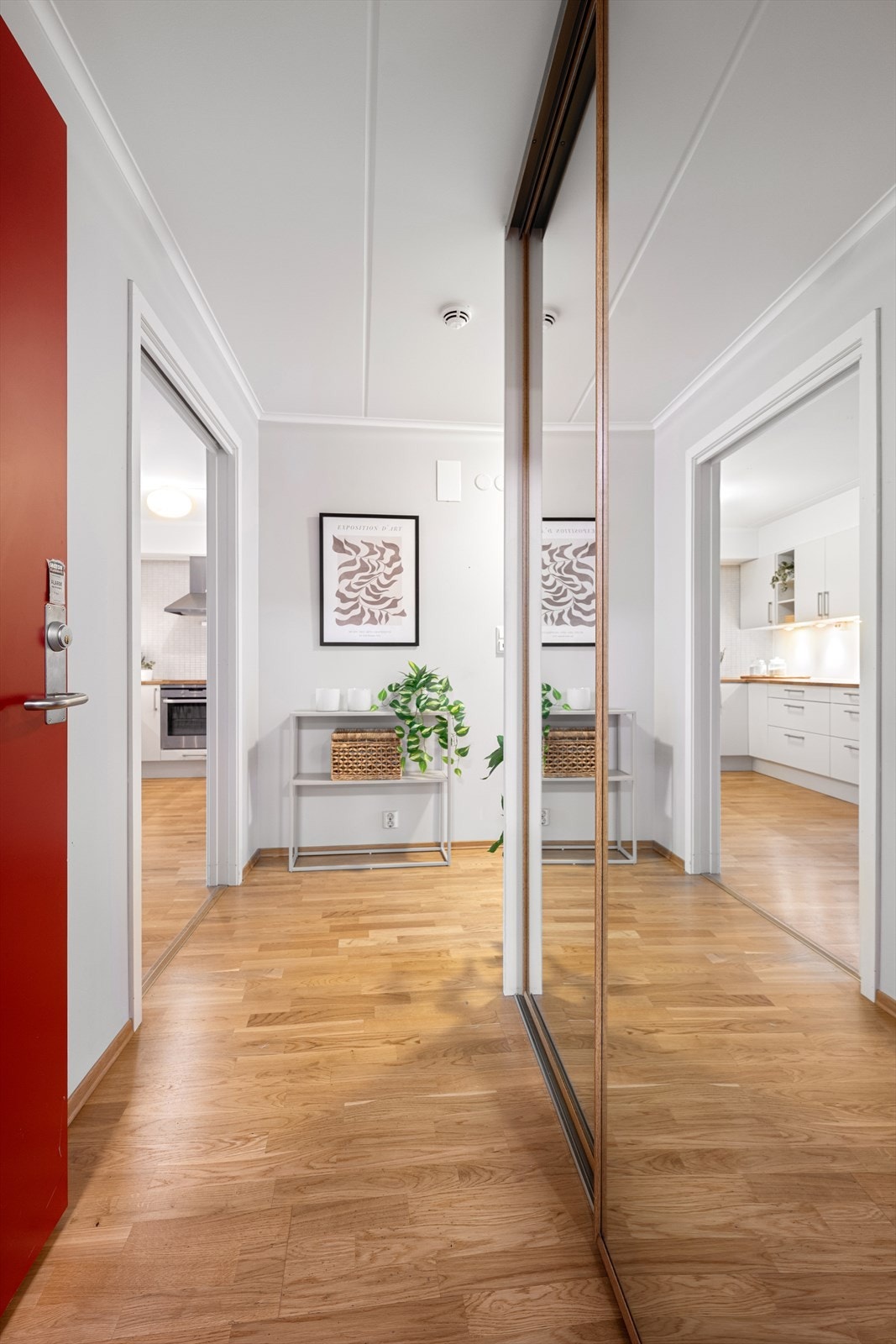 Leiligheten har trappefri adkomst fra bakkeplan, samt heisadkomst til både bod og garasje. Galleribilde