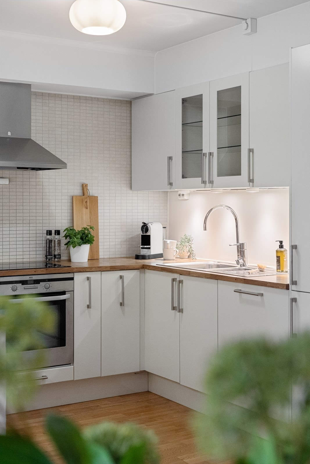 Kjøkkenet er utstyrt med integrerte hvitevarer, herunder induksjonstopp, stekeovn, oppvaskmaskin, kjøleskap med fryser. Galleribilde