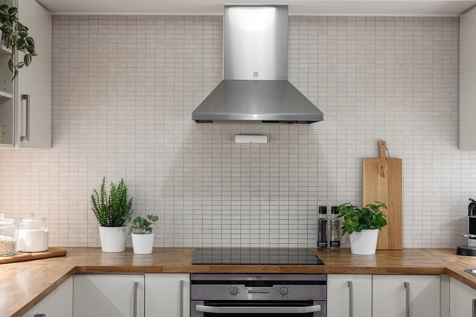 Benkeplaten er i laminat med nedfelt oppvaskkum i rustfritt stål og ettgreps, svingbart blandingsbatteri i krom. Det er installert komfyrvakt og mekanisk avtrekk. Galleribilde