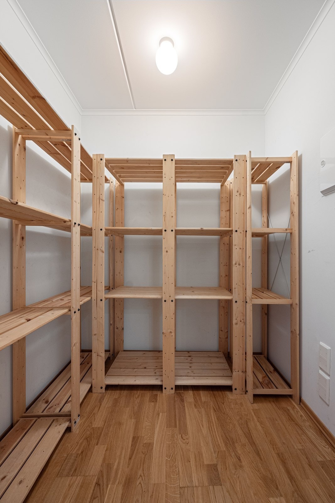 Leiligheten har en innvendig bod med adkomst fra gangen. I tillegg disponerer man en bod i underetasjen på ca. 4,4 kvm. Galleribilde