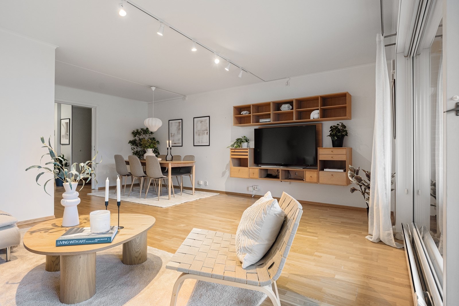 I himlingen er det montert skinne med belysning og det er mulighet for å montere lampe over spisebord. Galleribilde