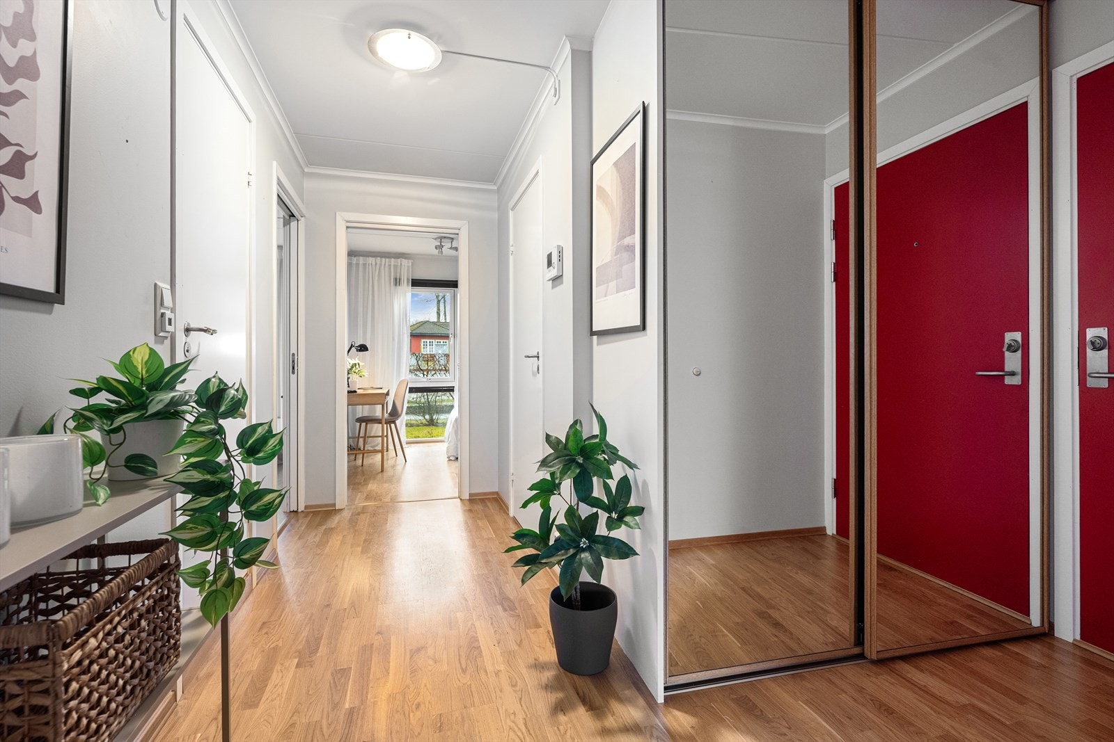 Entréen er innbydende og har parkett på gulv, malte veggflater og malt betonghimling. Det er god oppbevaringsplass i skyvedørsgarderobe med speildører, som gir både praktisk lagring og en romfølelse. Galleribilde