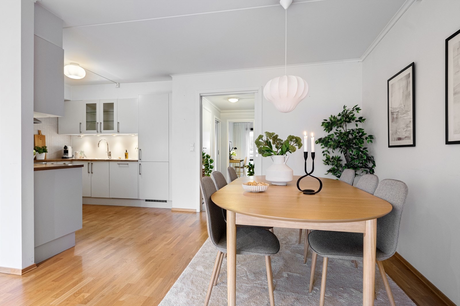 I spisestuen kan du dekke bord med besøk til flere gjester. Galleribilde