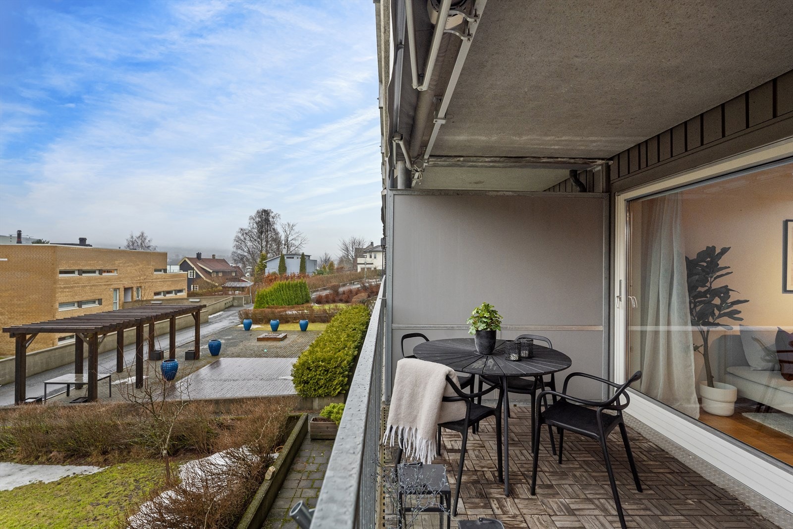 Det er installert motorisert markise, utelys og dobbel stikkontakt. Galleribilde