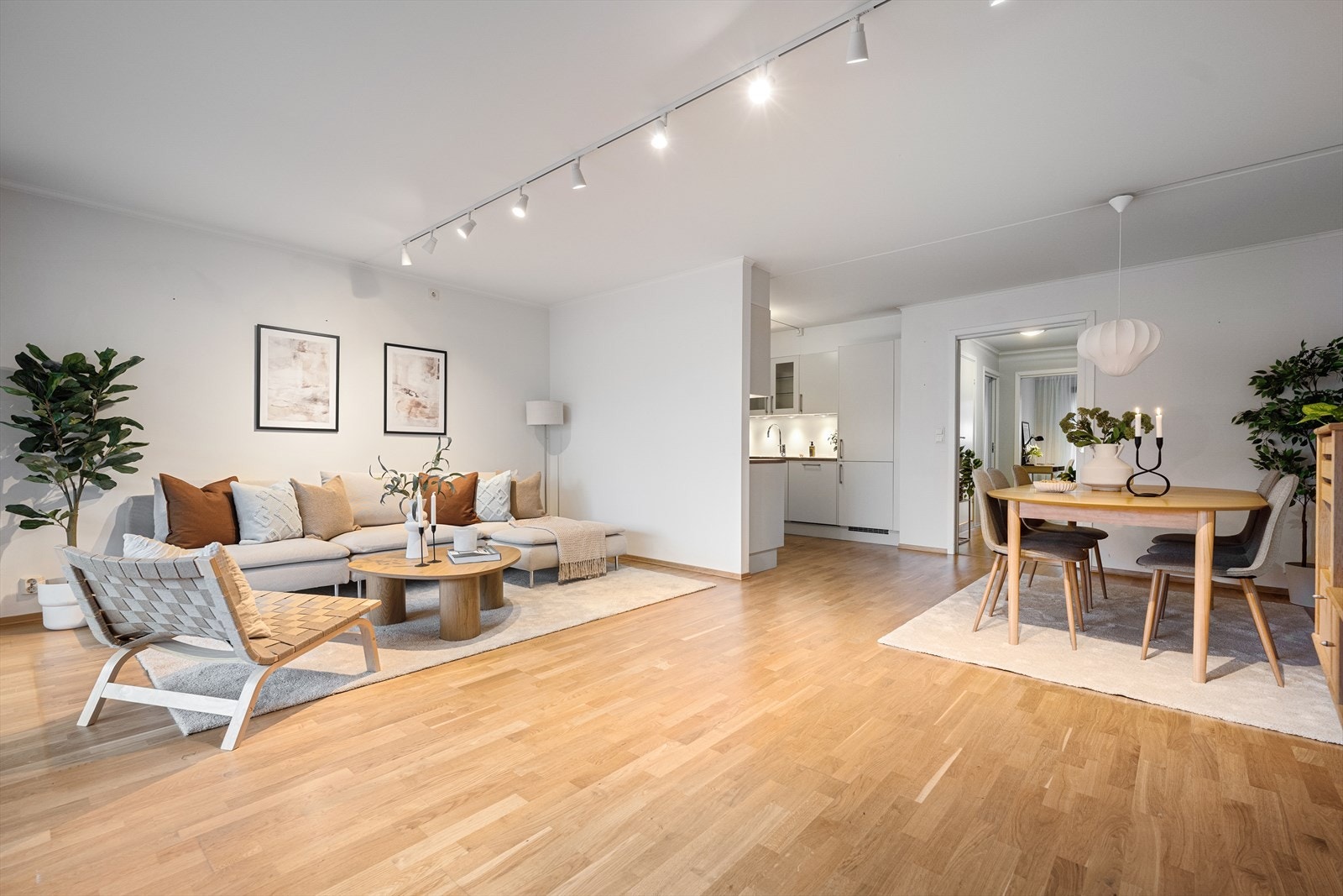 Stue og spisestue er et romslig og åpent oppholdsrom med naturlig soneinndeling mellom sofagruppe og spiseplass. Galleribilde