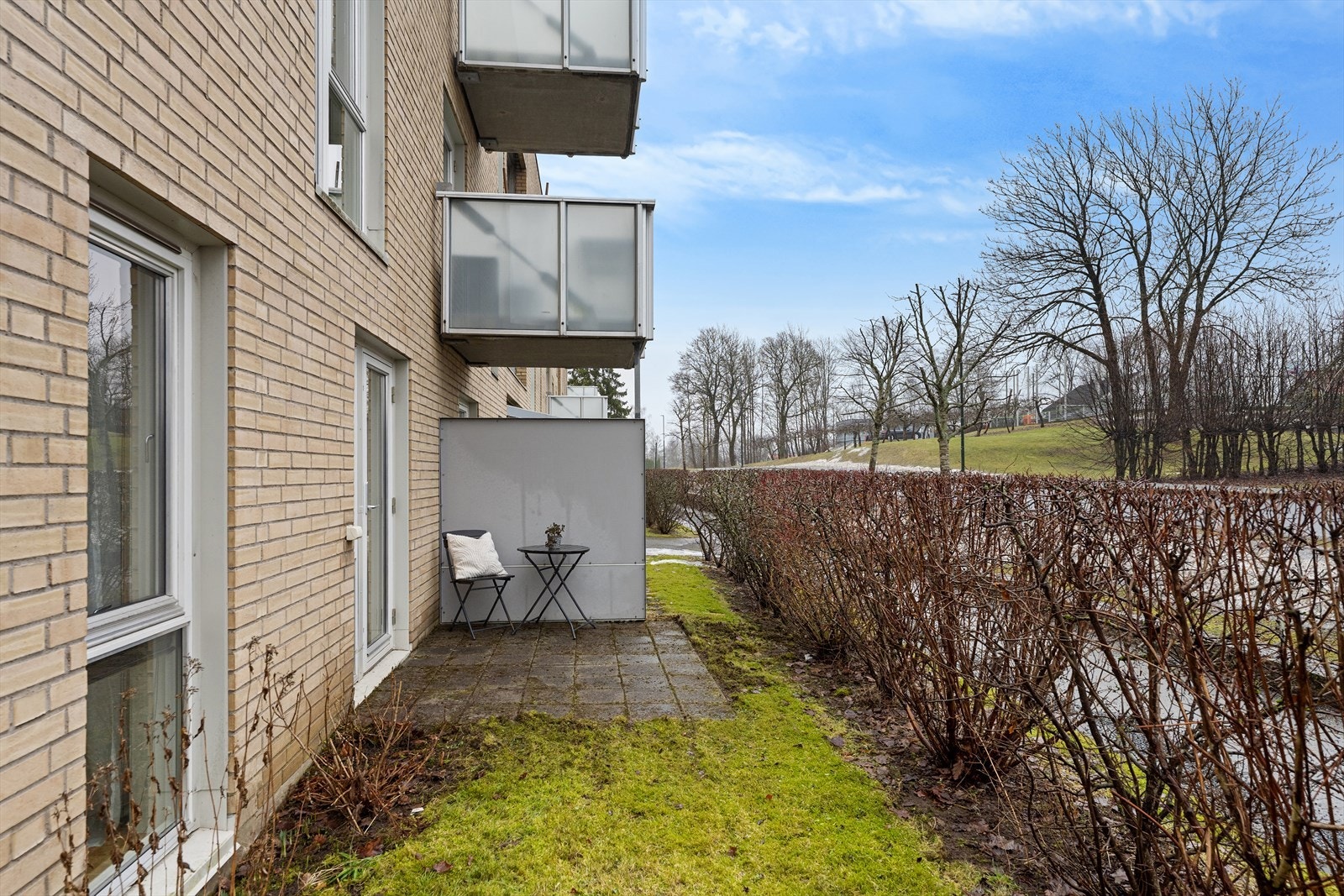 Ved hovedsoverommet er det en mindre, østvendt uteplass bestående av en platting på ca. 4,4 kvm med steinheller, samt tilhørende plenareal. Uteplassen er skjermet med hekk mot veien. Galleribilde