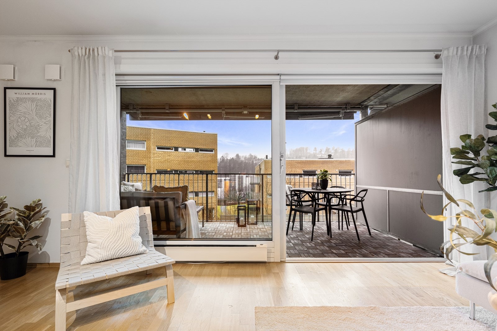 Store vindusflater og skyvedør ut til balkongen gir rikelig med lysinnslipp og en fin sammenheng mellom inne- og utearealene. Galleribilde