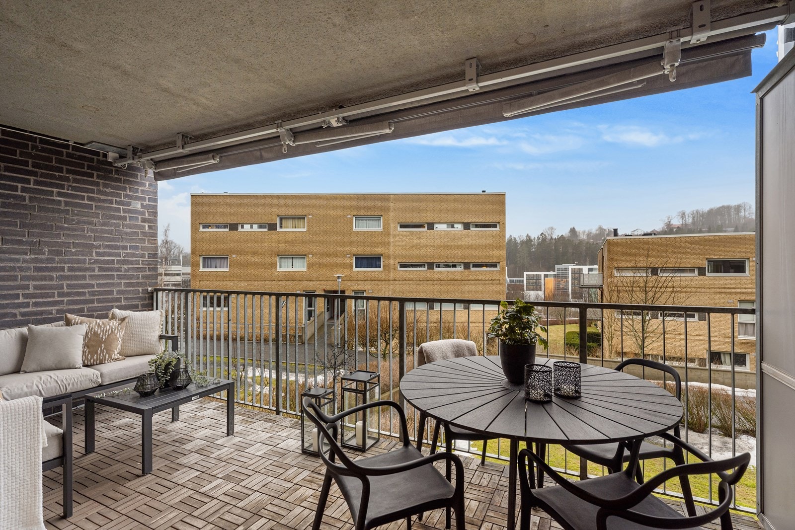 Utenfor stuen er det en sydvestvendt, overbygd balkong på ca. 11,4 kvm med fint utsyn mot gårdsrommet mellom blokkene. Galleribilde