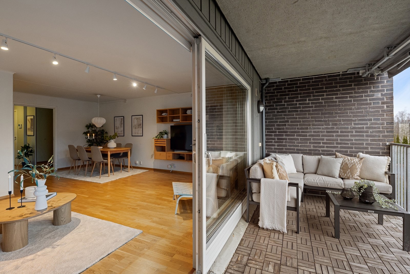 Leilighetens stue åpnes mot balkongen ved en stor skyvedør. Galleribilde