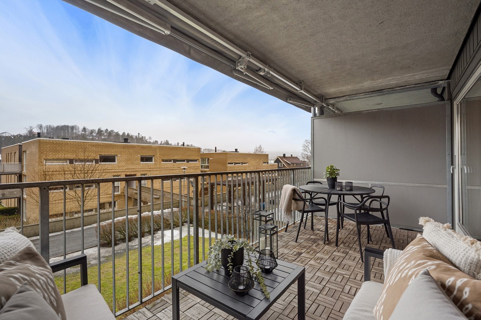 Gjennomgående 3-roms leilighet med trappefri adkomst, garasjeplass og heis. Det er to uteplasser og gangavstand til Asker sentrum. Galleribilde