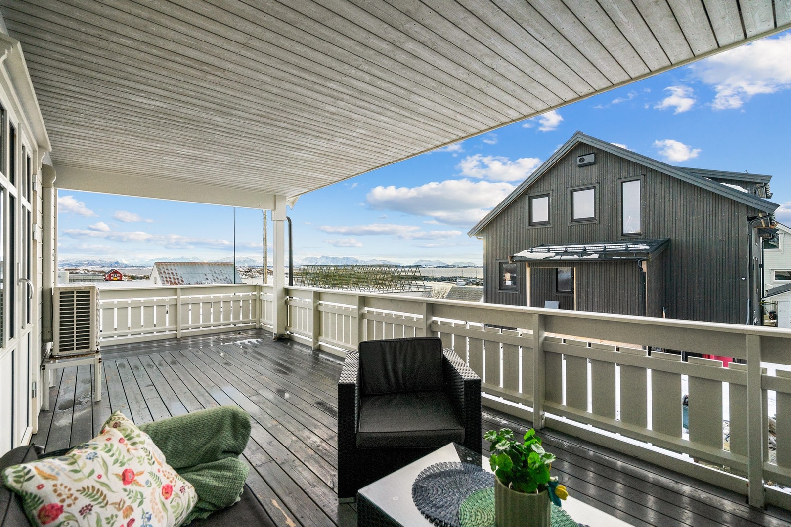 Fra stuen i 1. etasje er det utgang til overbygd veranda. Galleribilde
