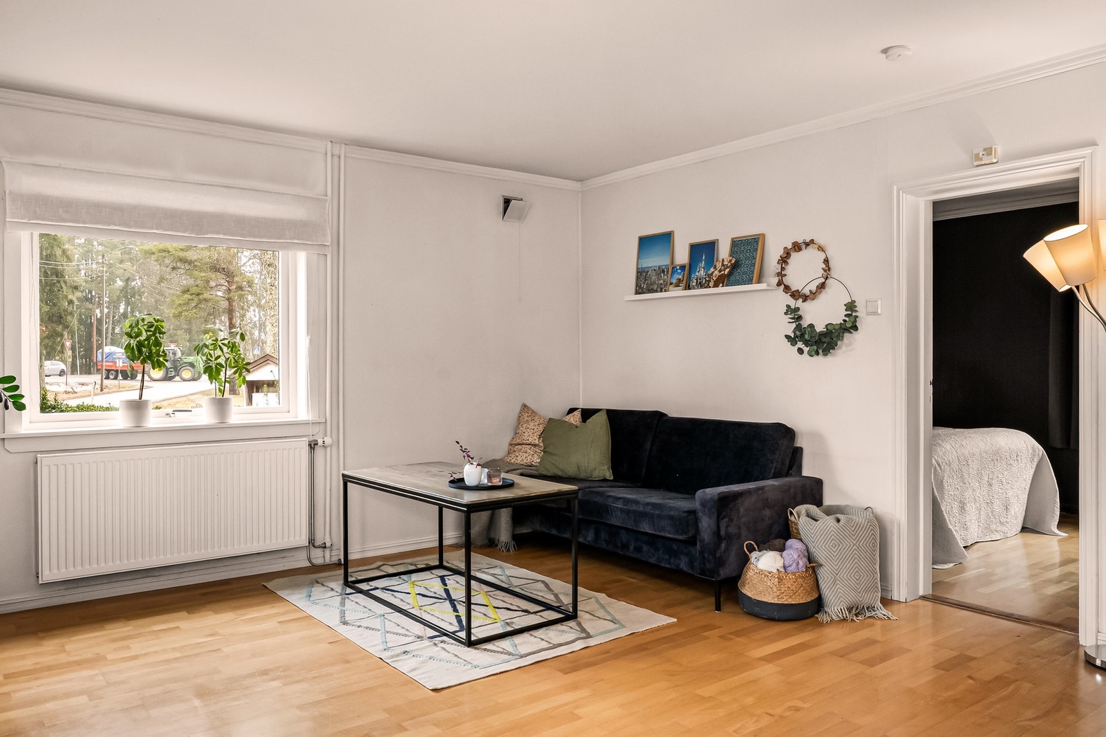 Romslig stue med plass til sofagruppe Galleribilde
