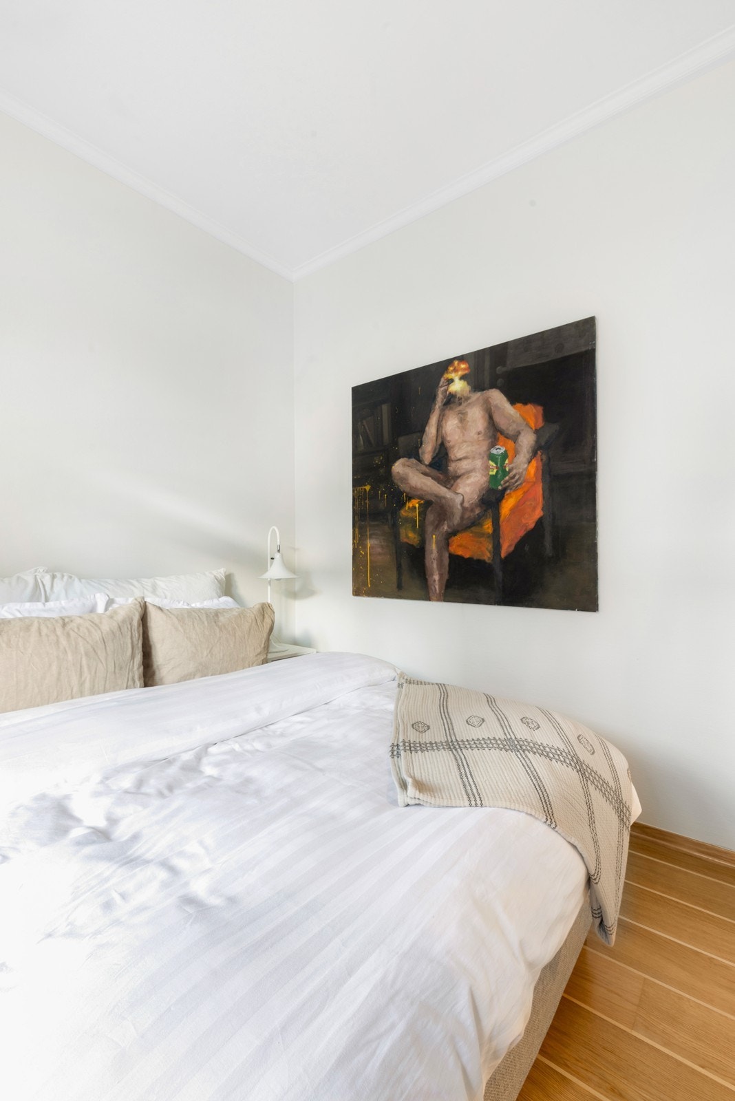 Soverom med god plass til dobbeltseng Galleribilde