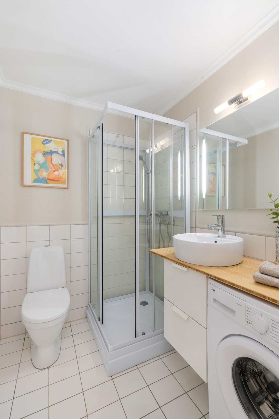 Bad med fliser på gulv Galleribilde