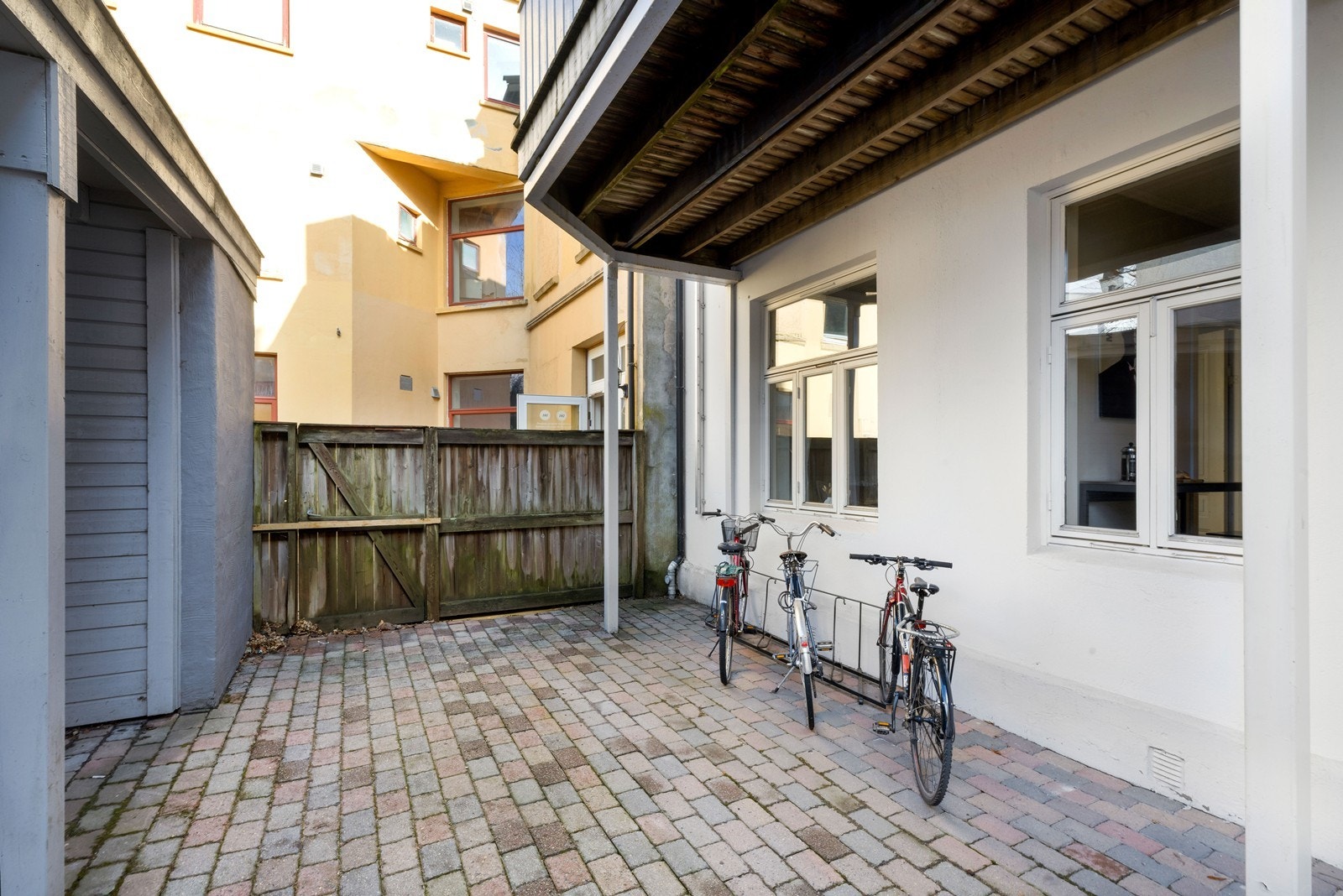 Tilhørende biloppstillingsplass i bakgård på felles tomt. Galleribilde