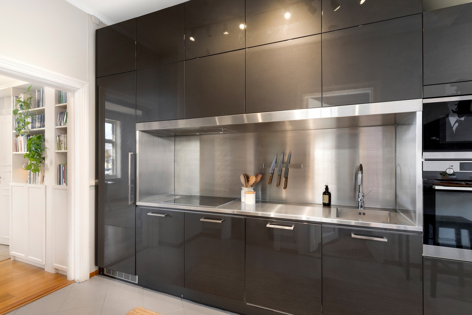 Kjøkken som inneholder komfyr, mikro, oppvaskmaskin og kjøleskap Galleribilde