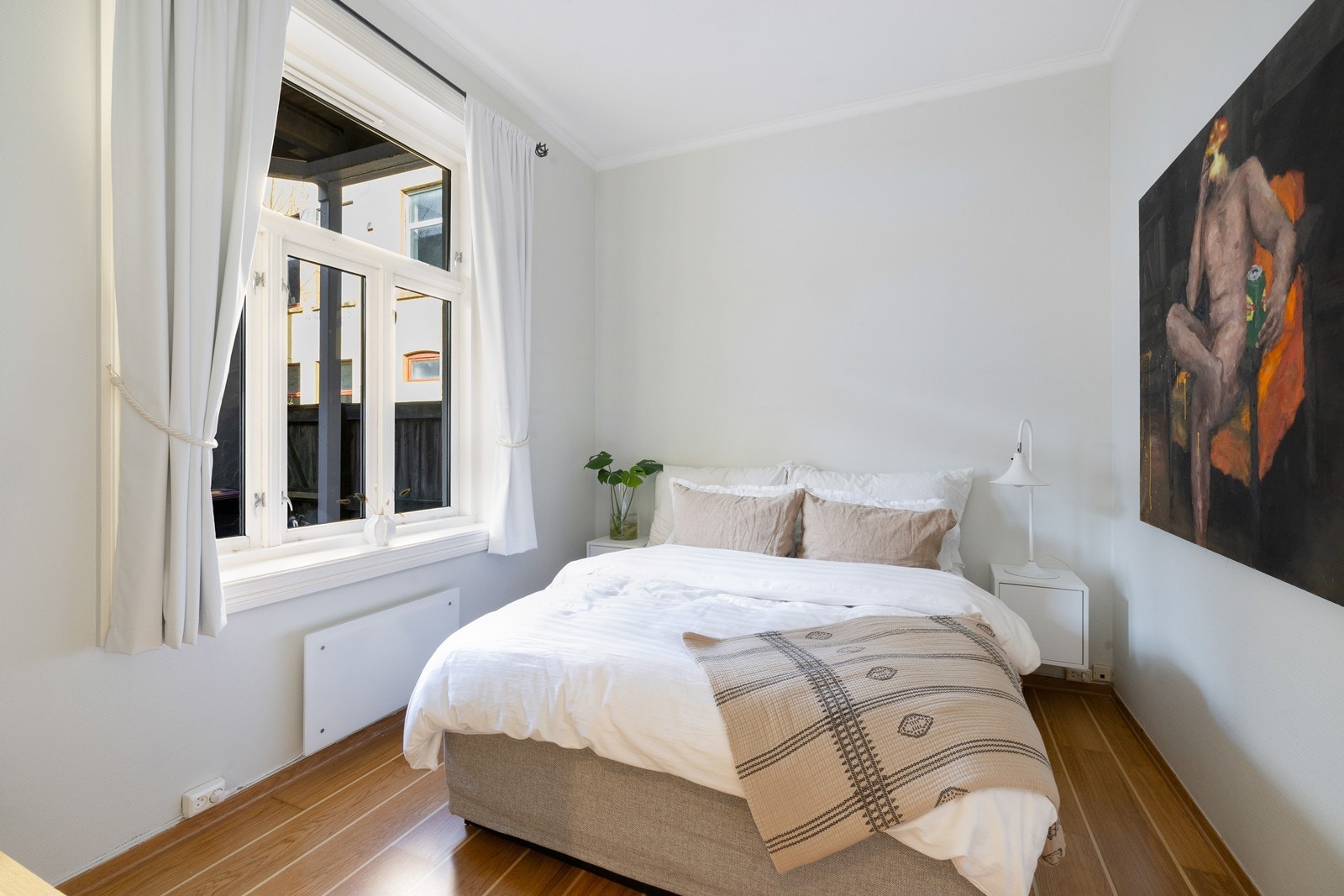 Romslig soverom vendt mot bakgård Galleribilde