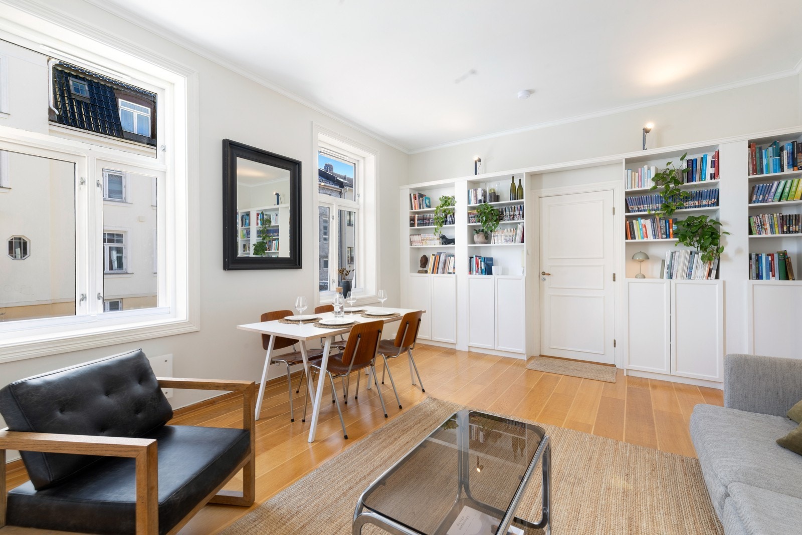 Stue med deilig takhøyde som gir en god romfølelse Galleribilde