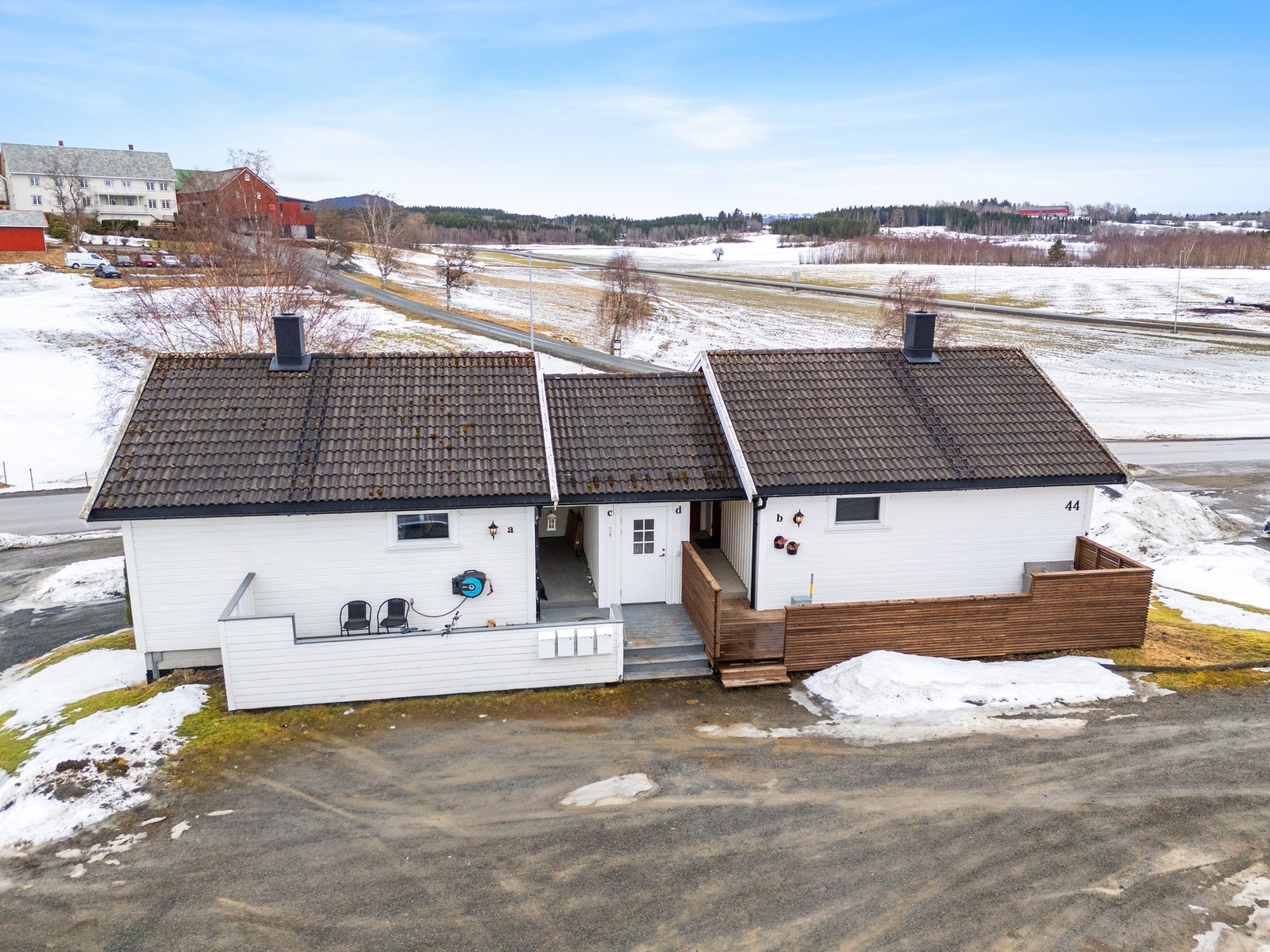 Oversiktsbildet - parkering utenfor. Galleribilde