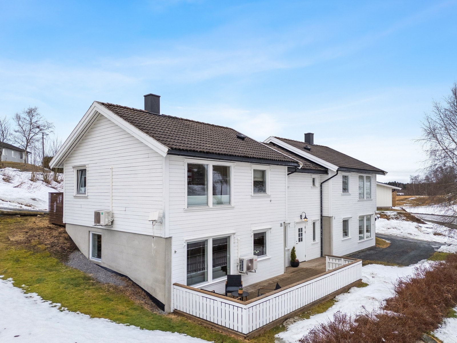 Fasadebildet - leiligheten ligger nede til venstre i bildet. Galleribilde