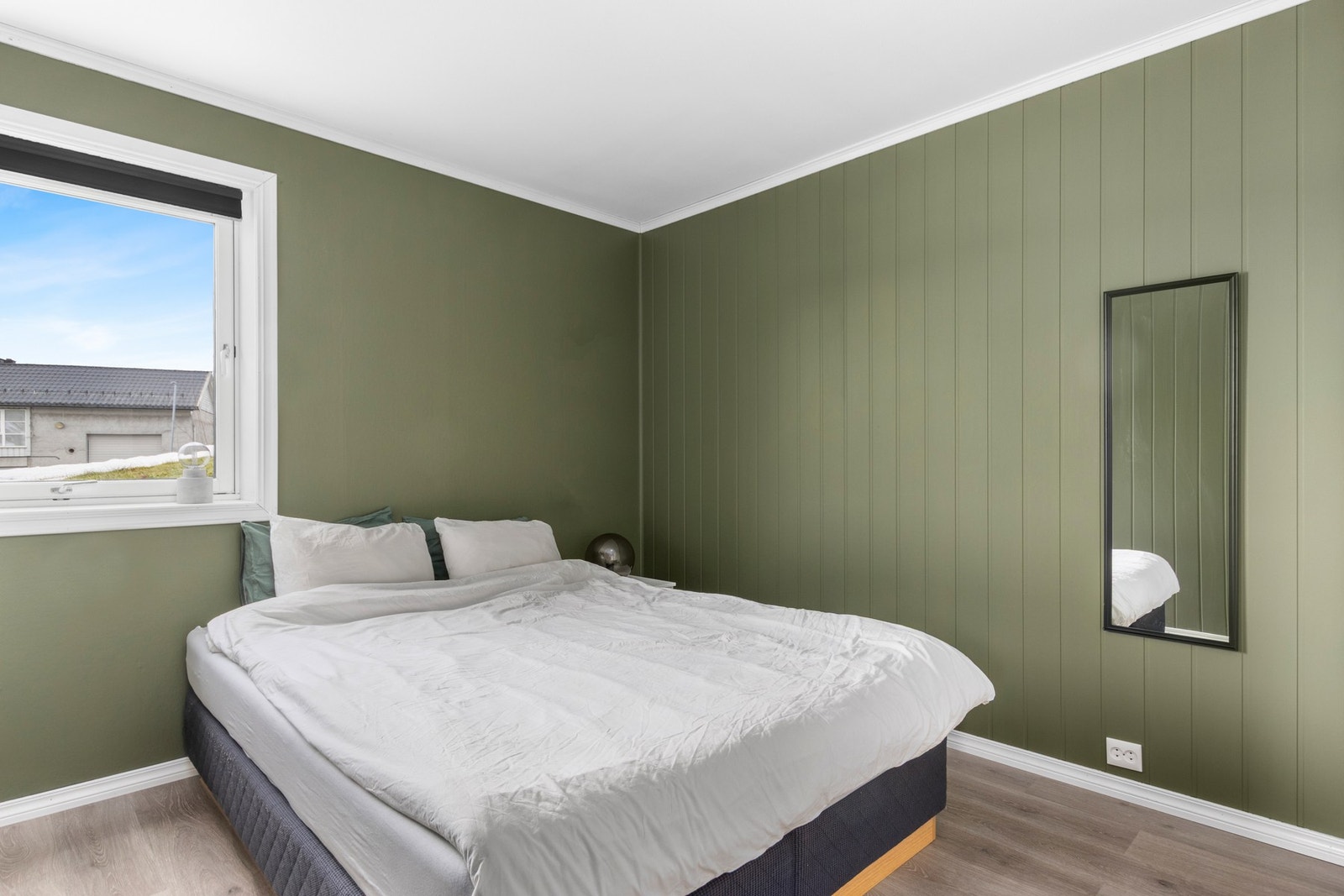 Soverom med god plass til dobbeltseng. Galleribilde