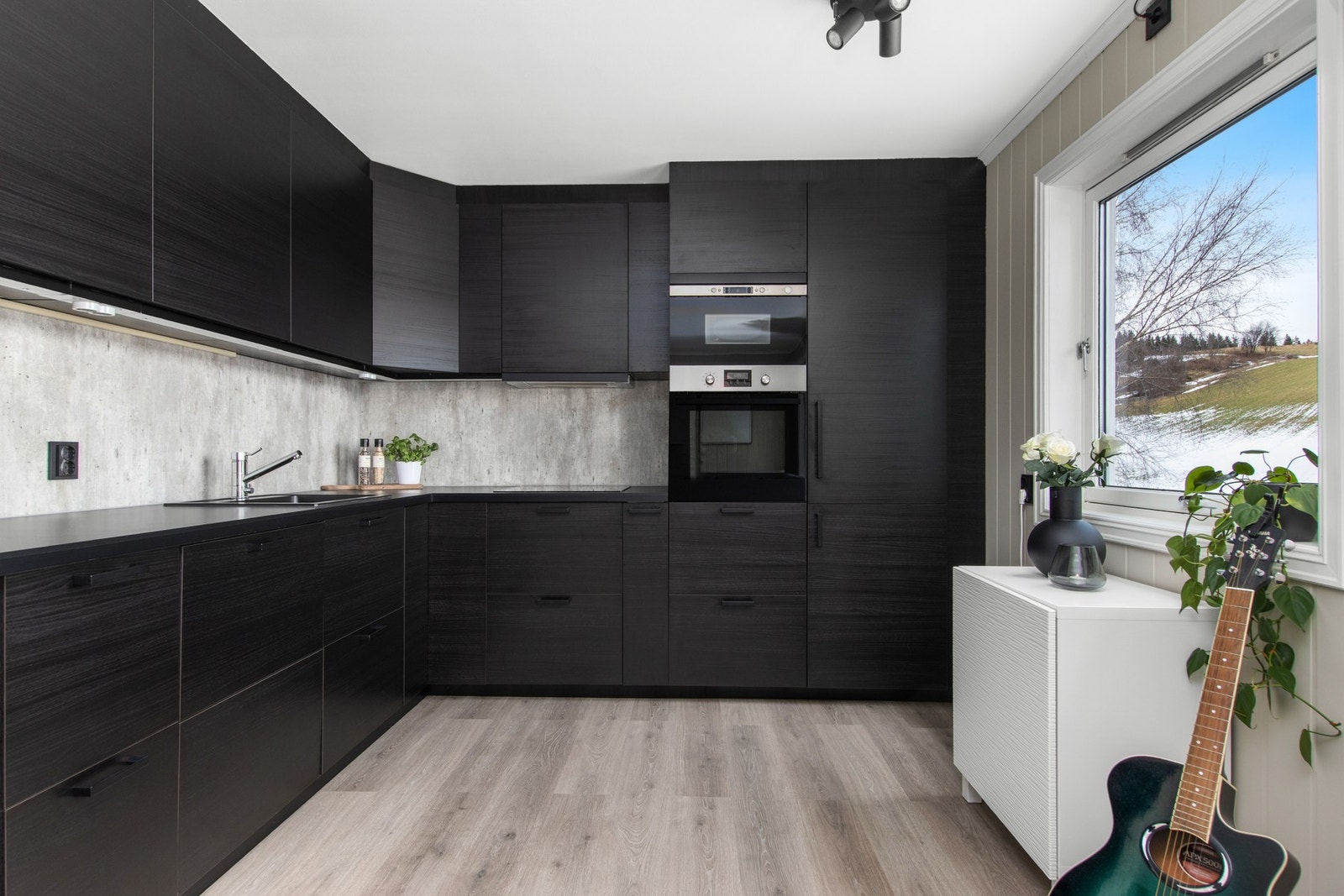 Kjøkken fra 2016 med integrerte hvitevarer. Galleribilde