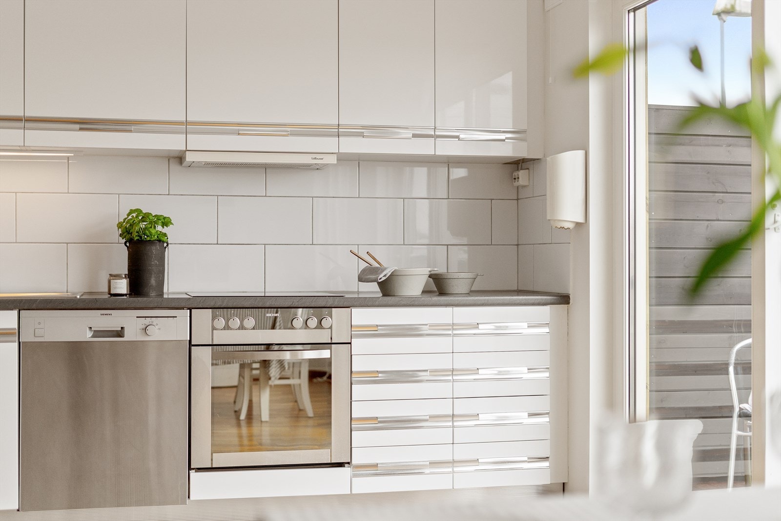 Pent og hvit kjøkken og god skapplass Galleribilde