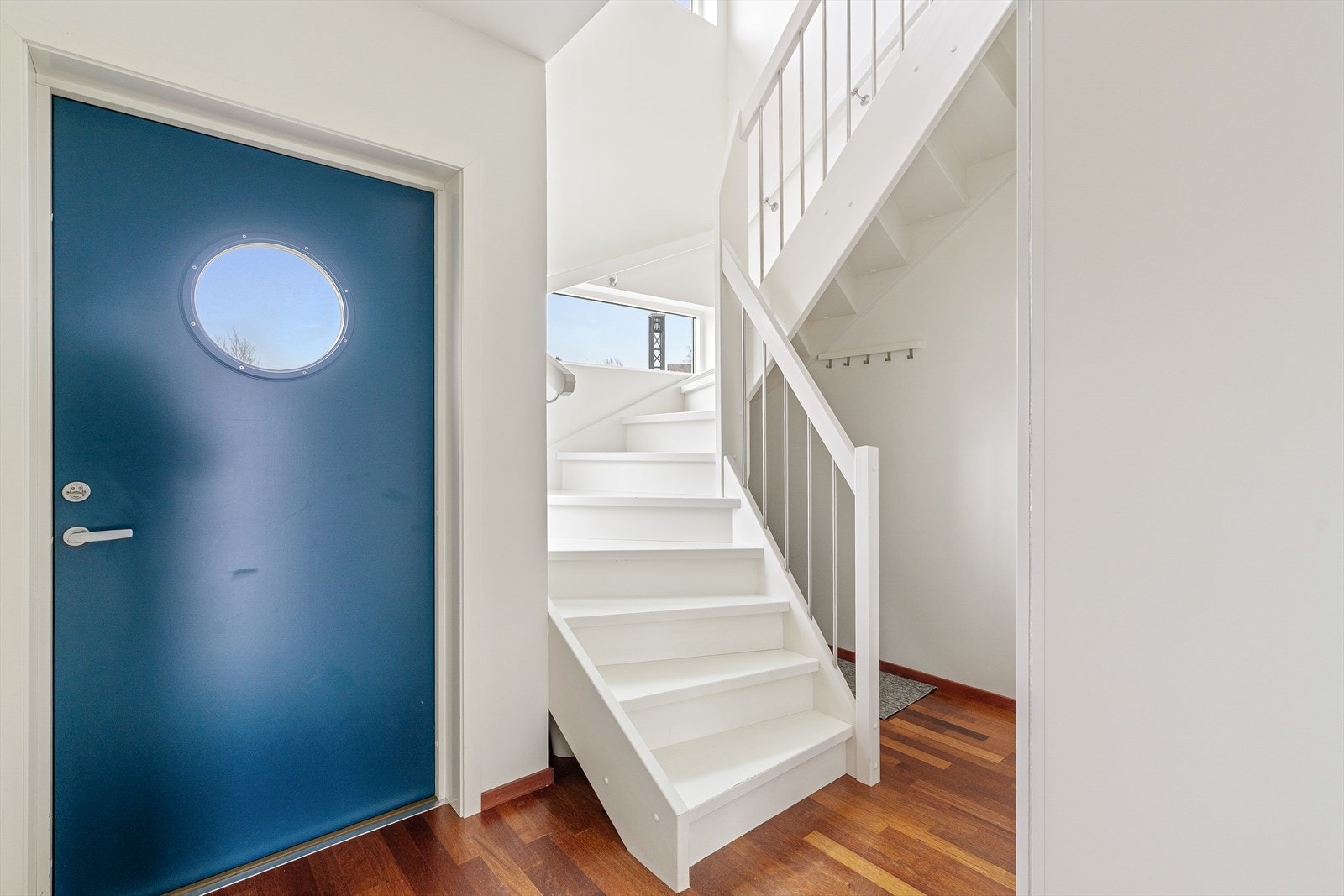 Praktisk entre, og herlig lys atmosfære Galleribilde