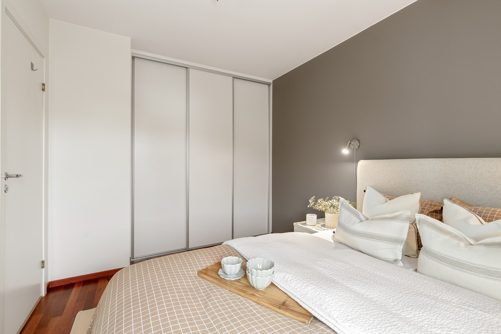 Romslig garderobe fra gulv til tak Galleribilde