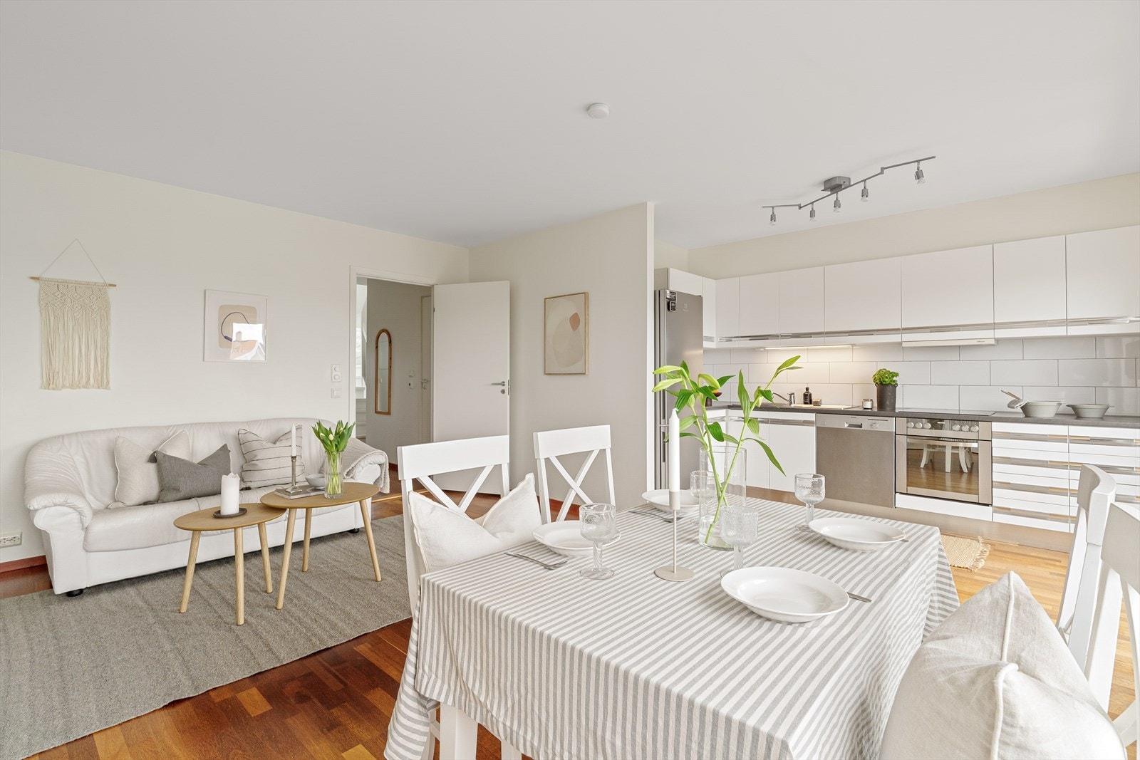 Praktisk planløsning med åpen stue/kjøkken løsning Galleribilde