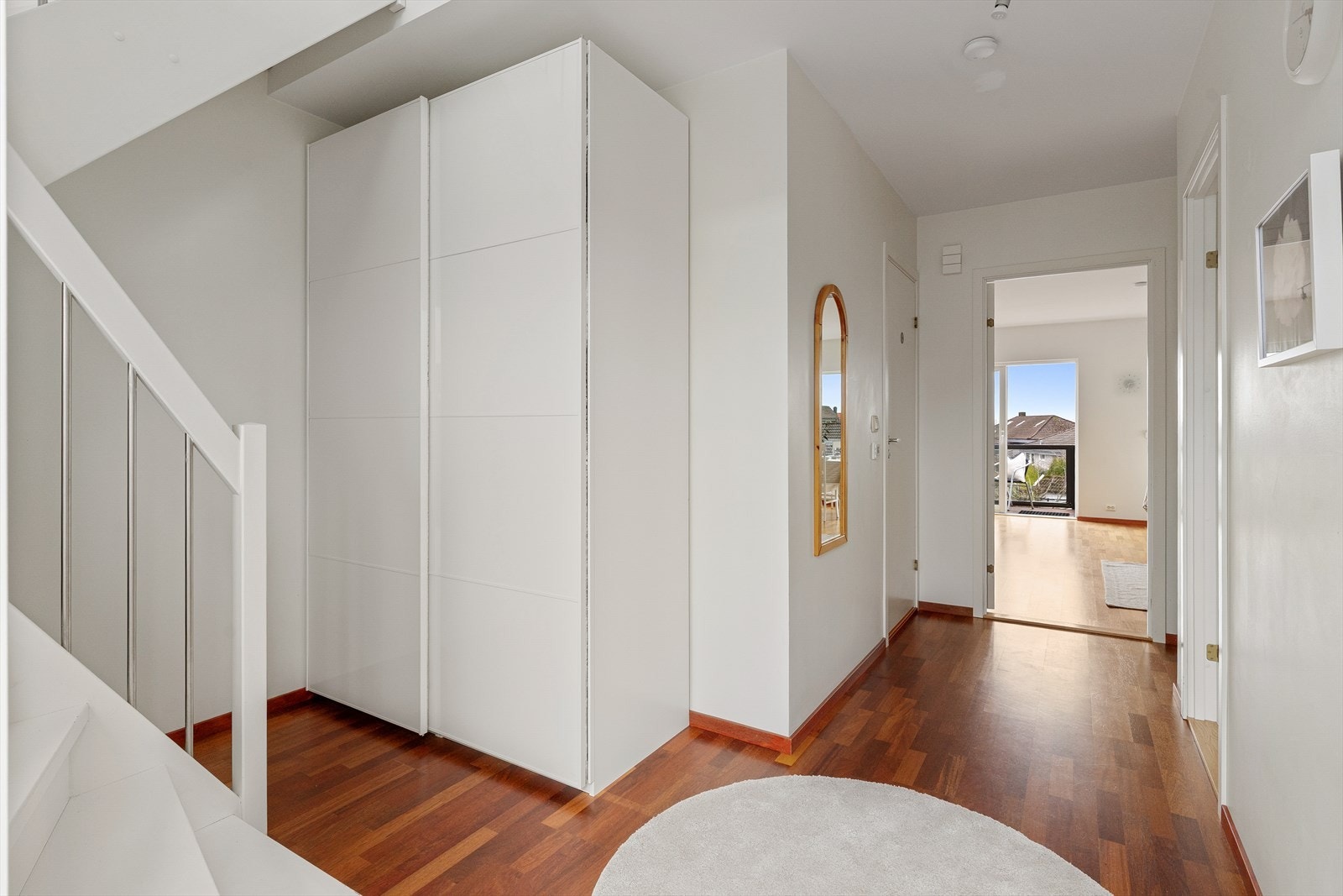 Romslig garderobe og gang Galleribilde