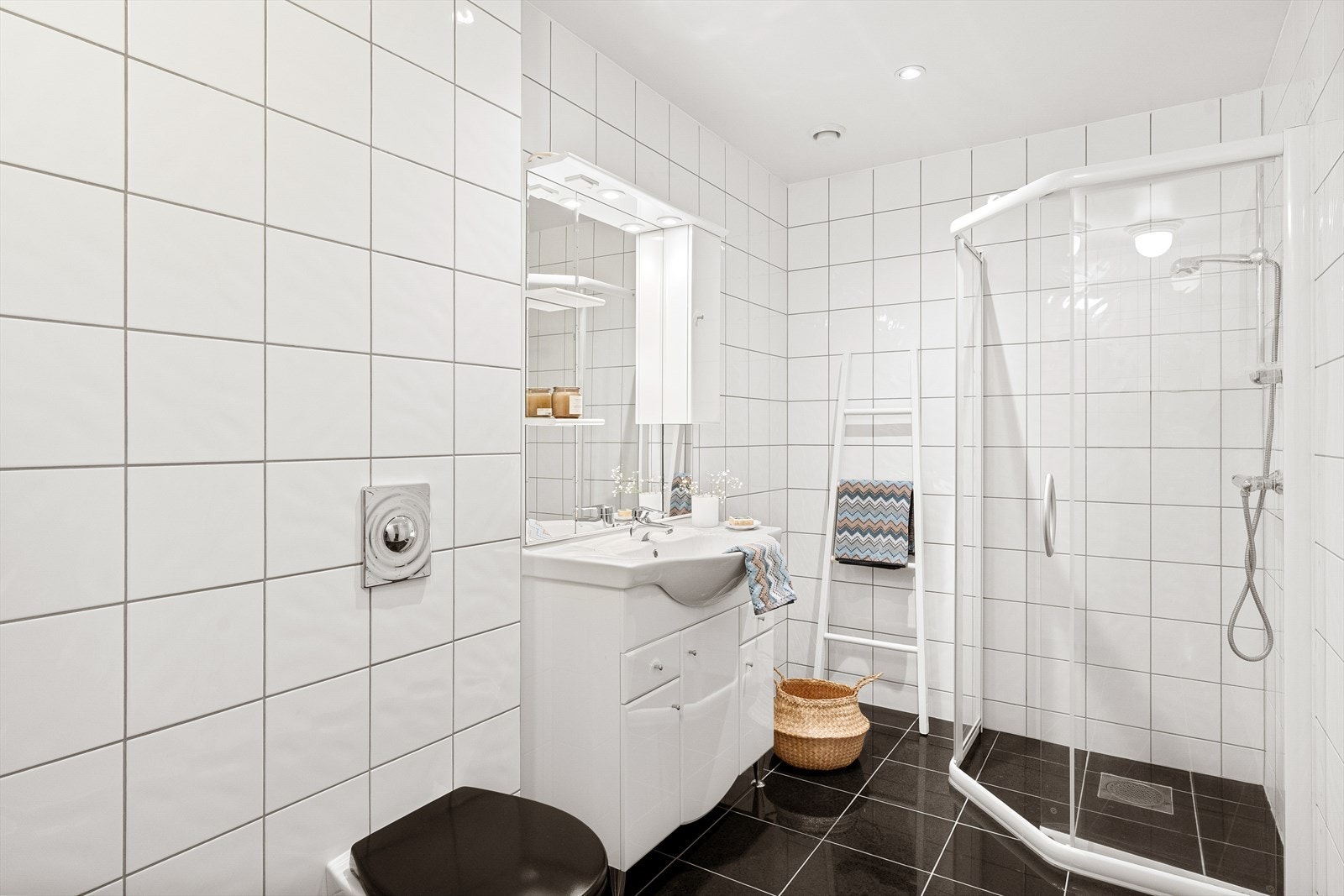 Romslig og lyst baderom Galleribilde