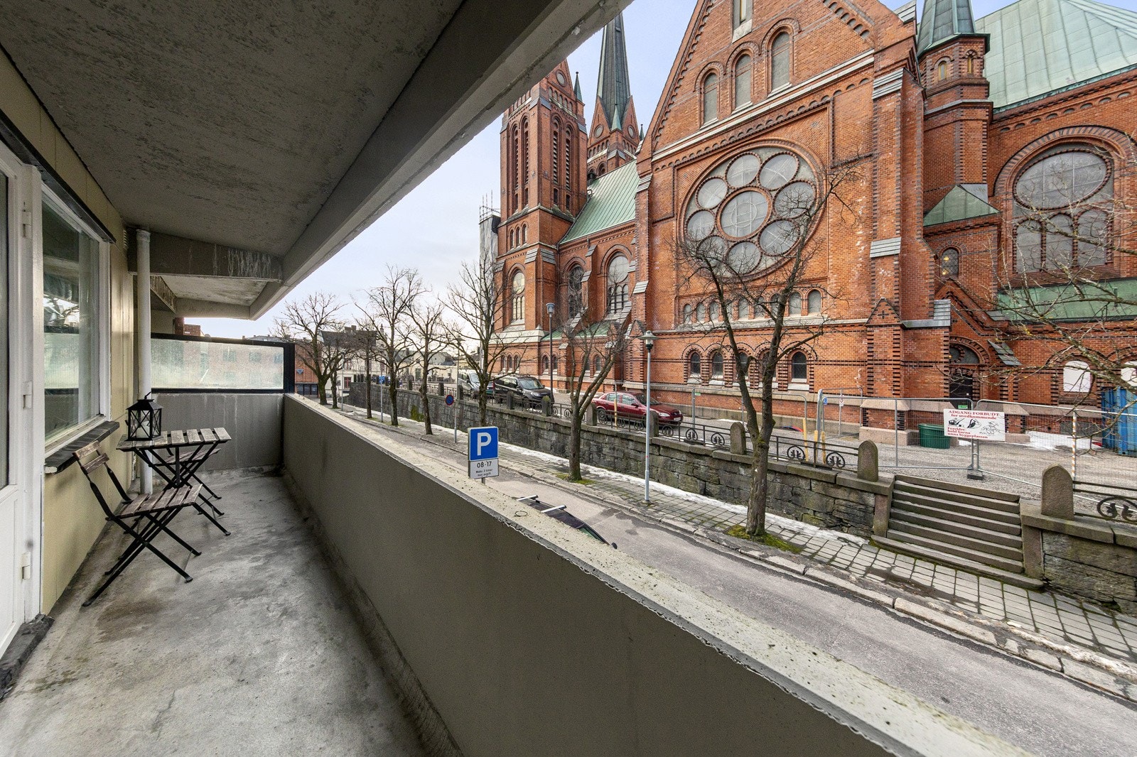 Veranda vendt mot kirken, altså her er det stille og rolig Galleribilde