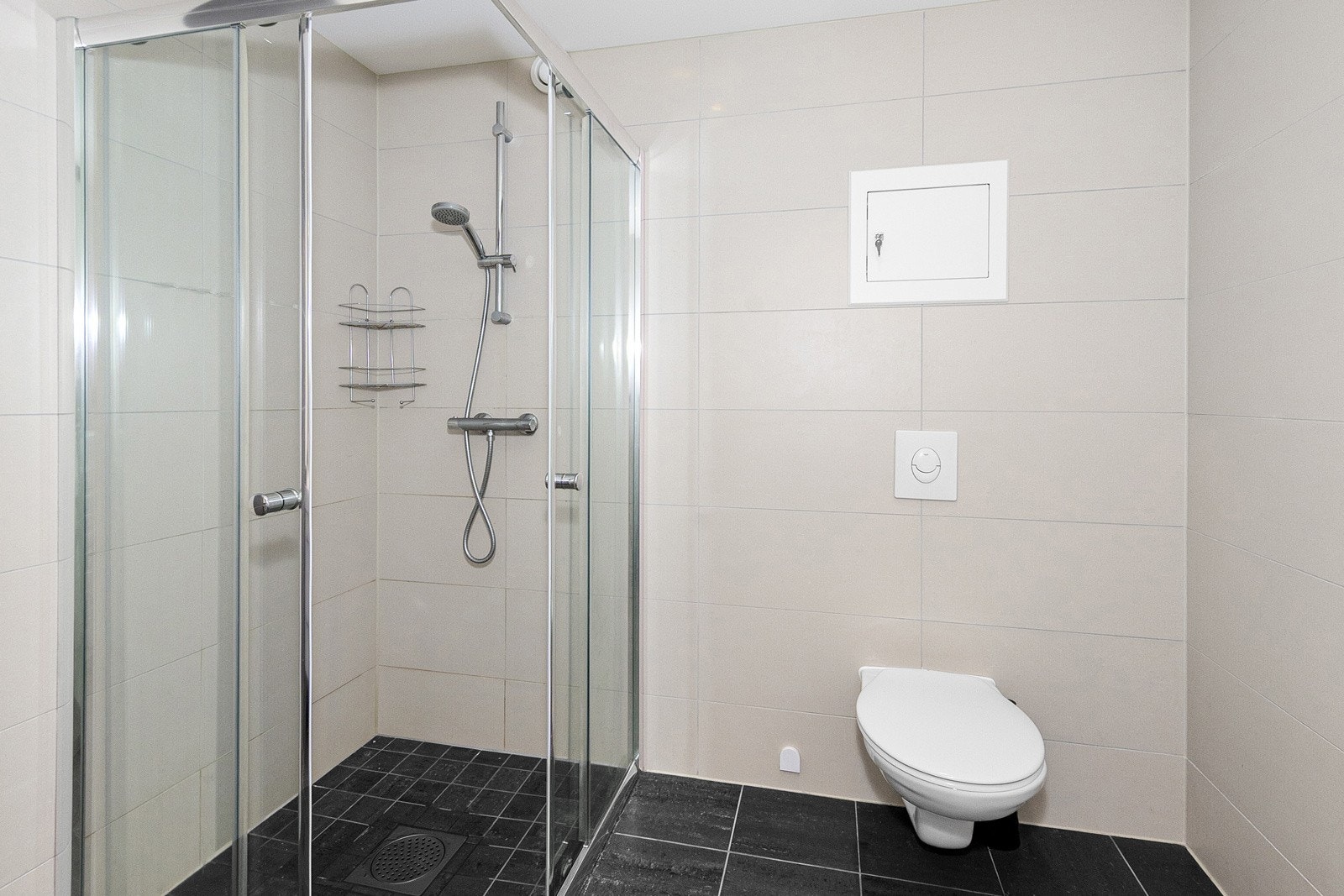 Bad/wc/vaskerom er flislagt Galleribilde