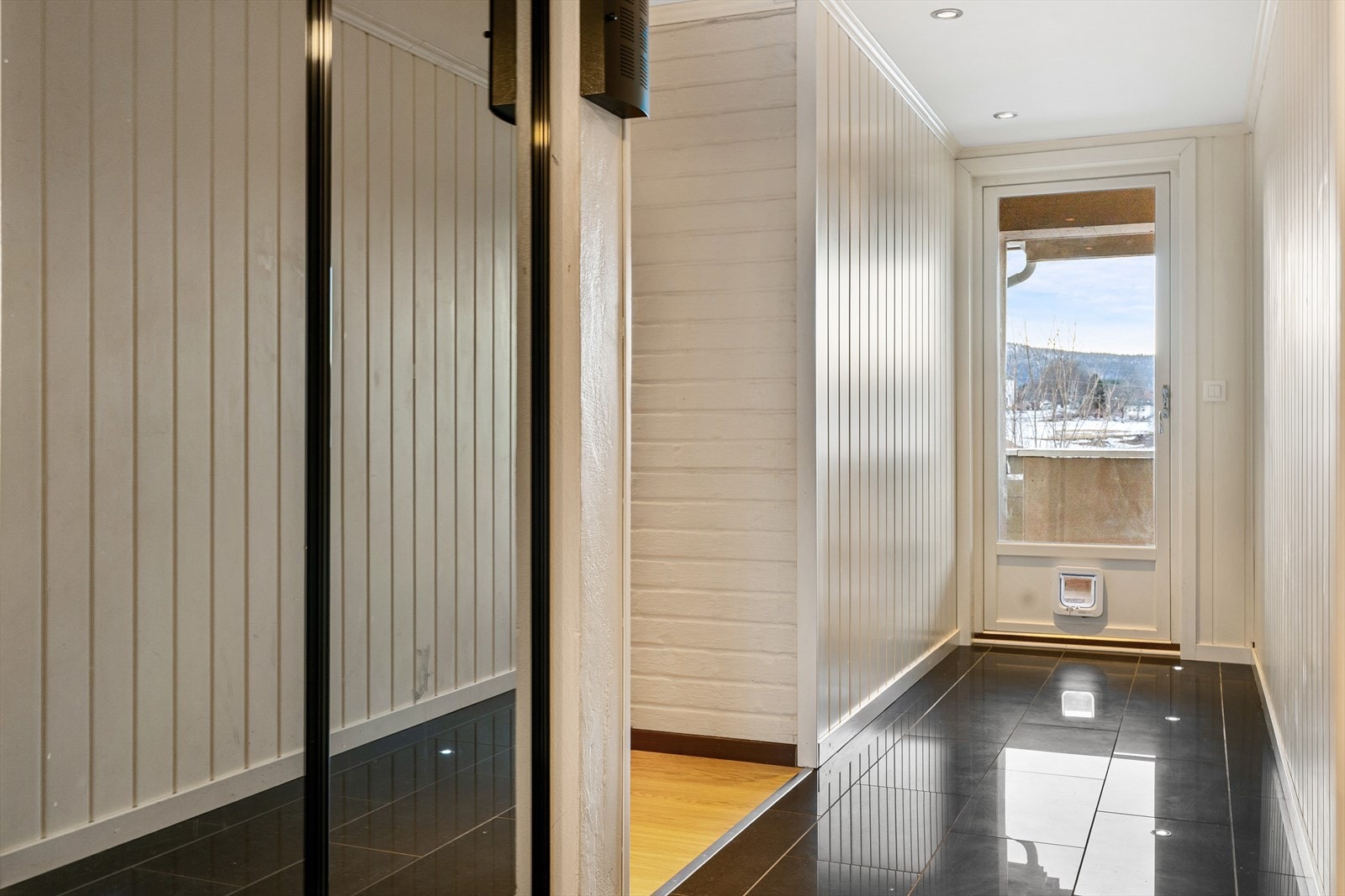 Fra entré har man tilgang til en romslig balkong. Galleribilde