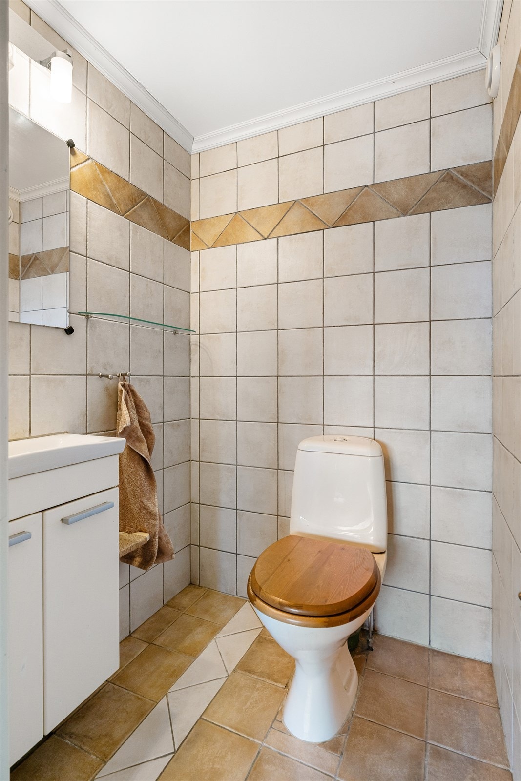 Lyst flislagt toalettrom på ca 1,5 kvm. Galleribilde