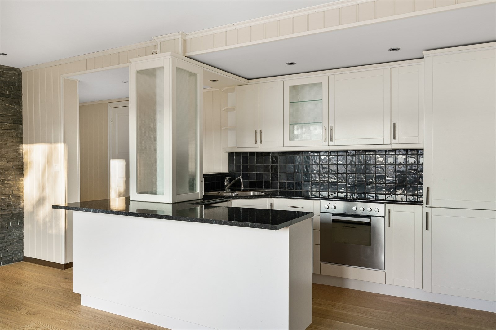 Kjøkkenet er lyst og fint med integrerte hvitevarer. Galleribilde