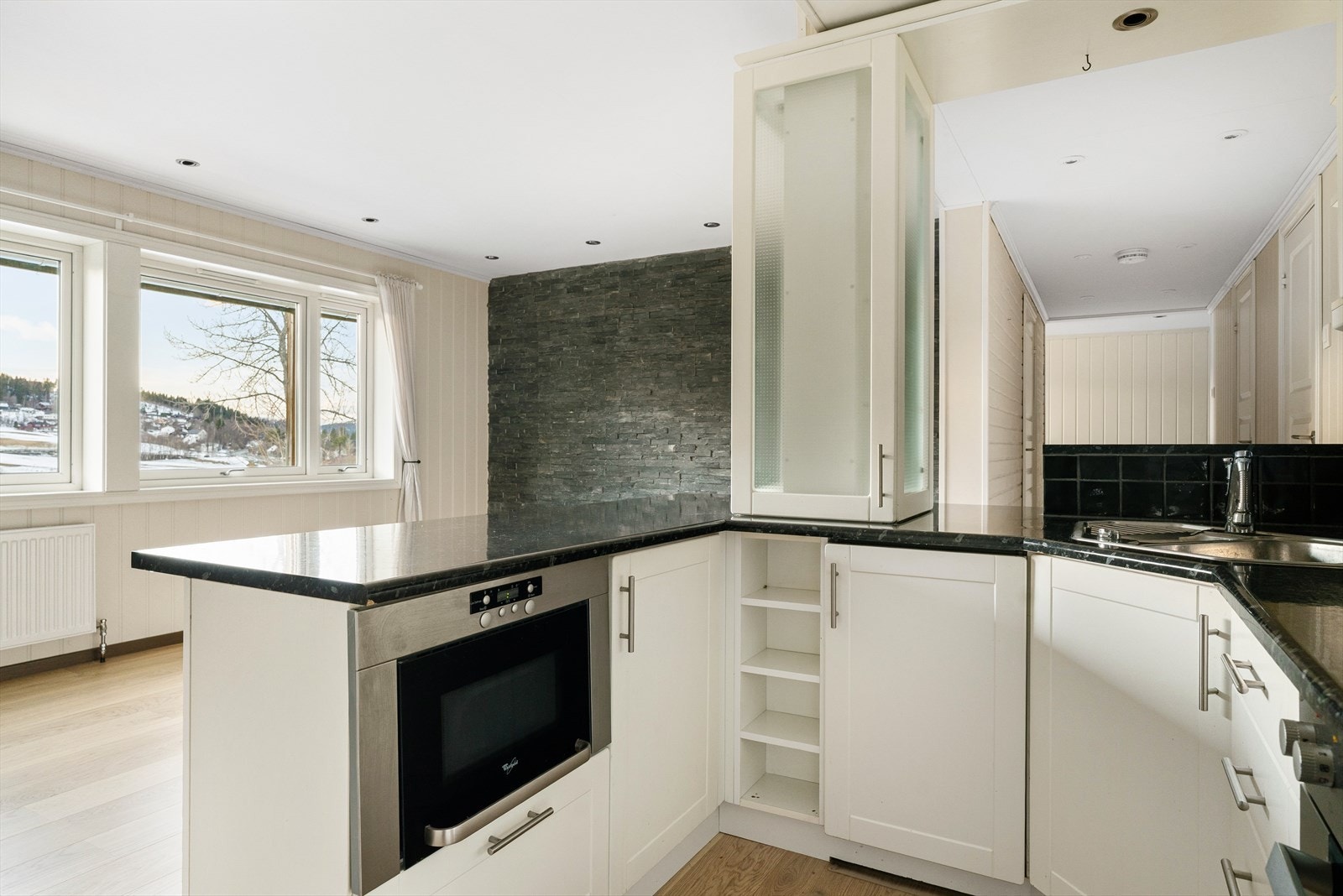 Kjøkkenet har en praktisk utforming som gir mye benk- og skapplass. Galleribilde