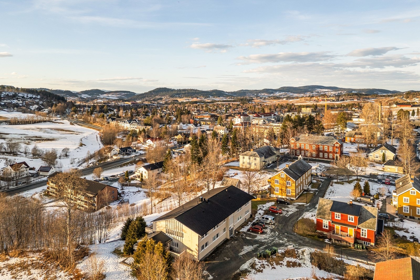Leiligheten befinner seg i høy 1. etasje og har sentral beliggenhet som også føles rolig og landlig. Galleribilde
