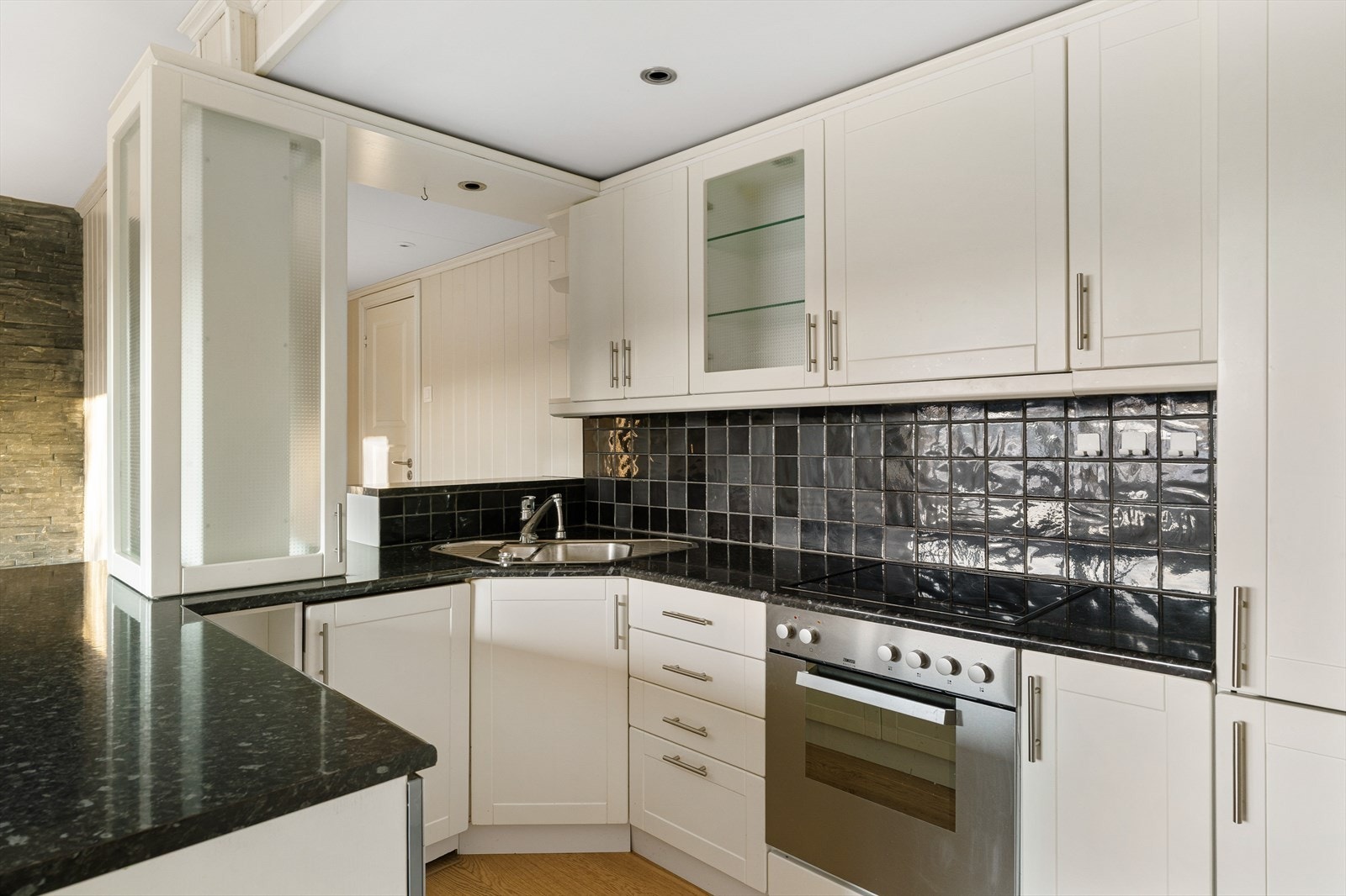 Intergrerte hvitevarer og gjennomgående spotter i himling på stue/kjøkken. Galleribilde